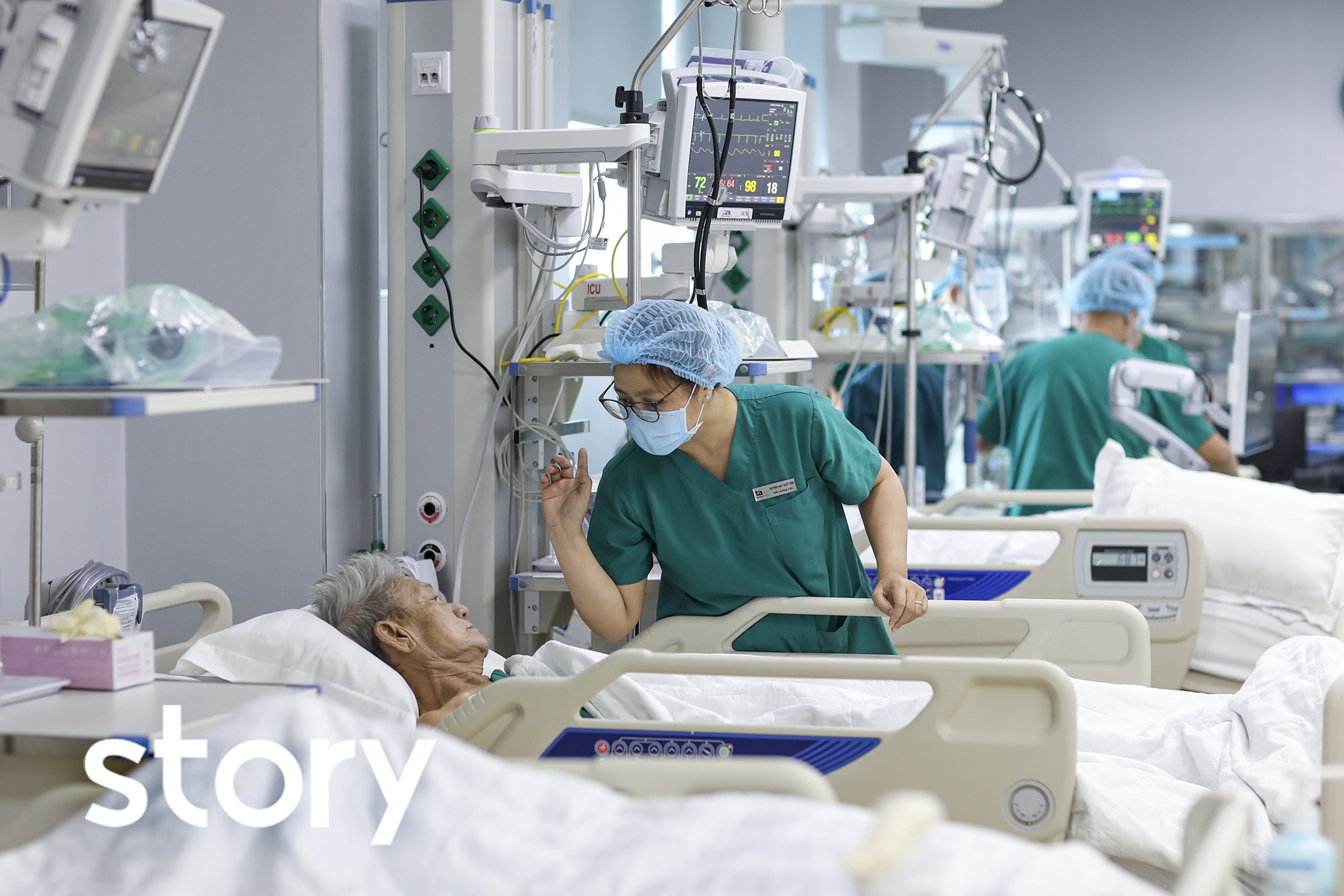 12 gio lam viec lien tuc cua nu dieu duong o TP.HCM hinh anh