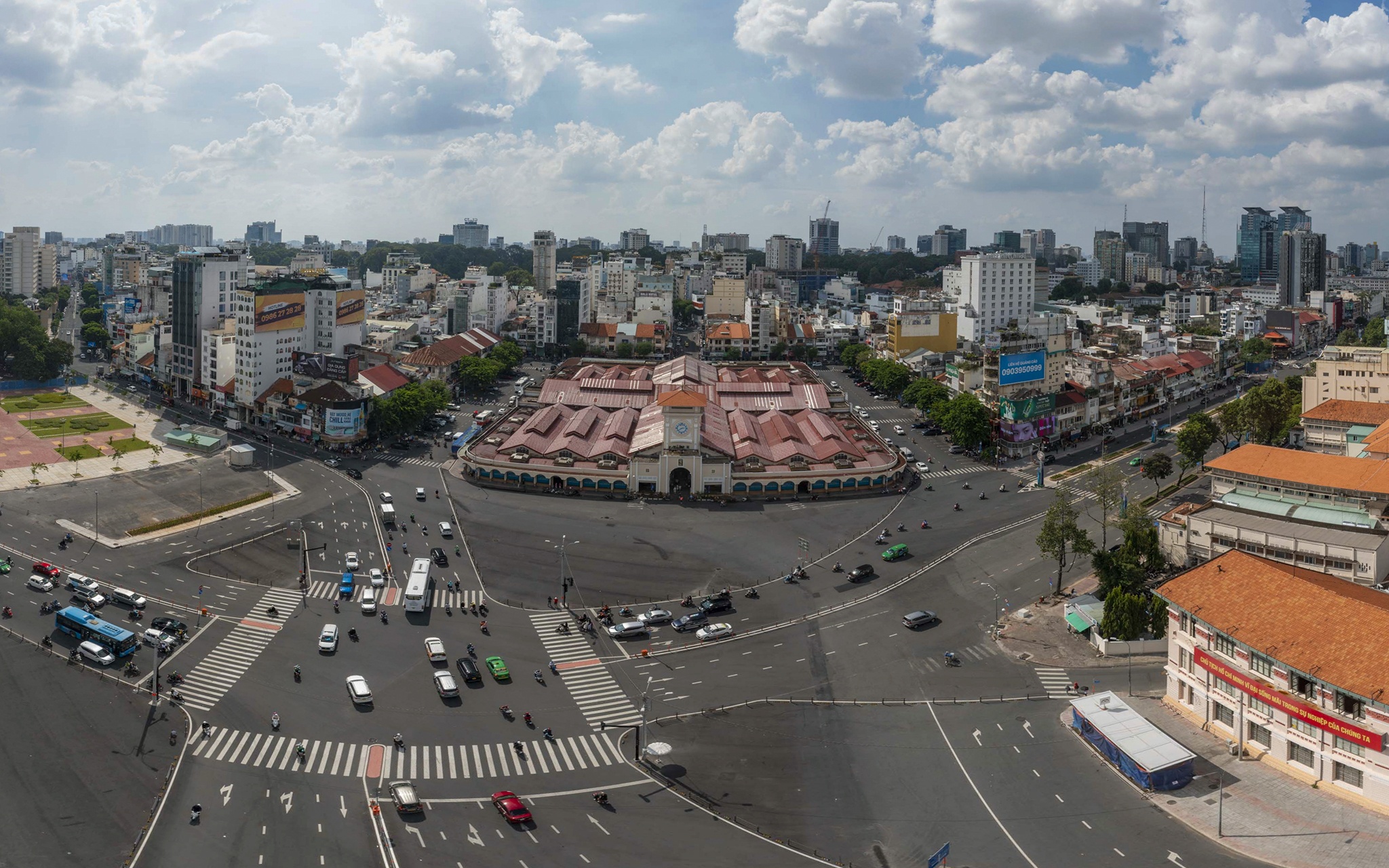 Ca tram mat bang quanh cho Ben Thanh vang khach thue hinh anh