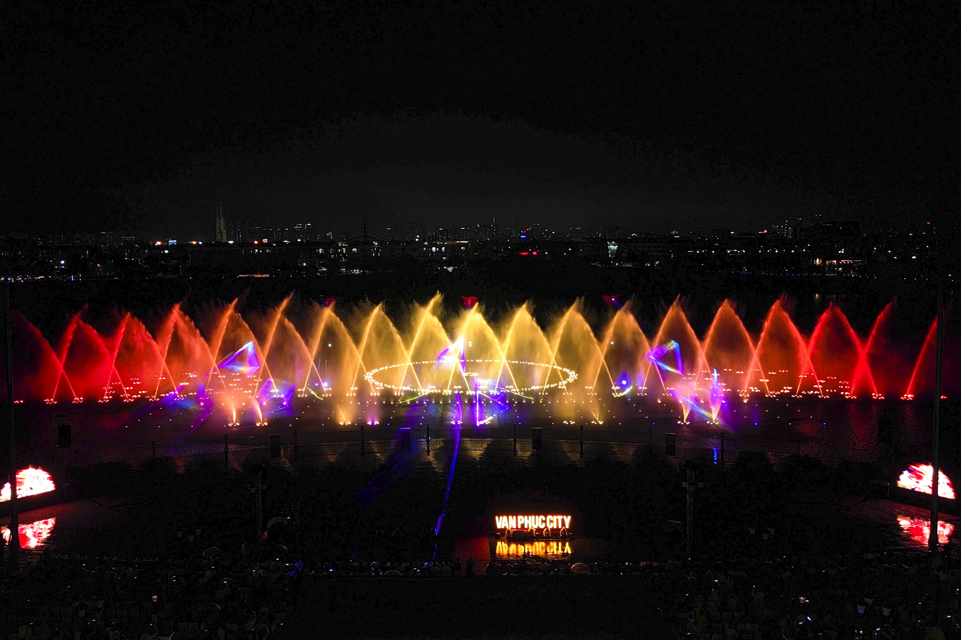 Cong trinh nhac nuoc hon 200 ty dong o TP.HCM mo cua don khach hinh anh