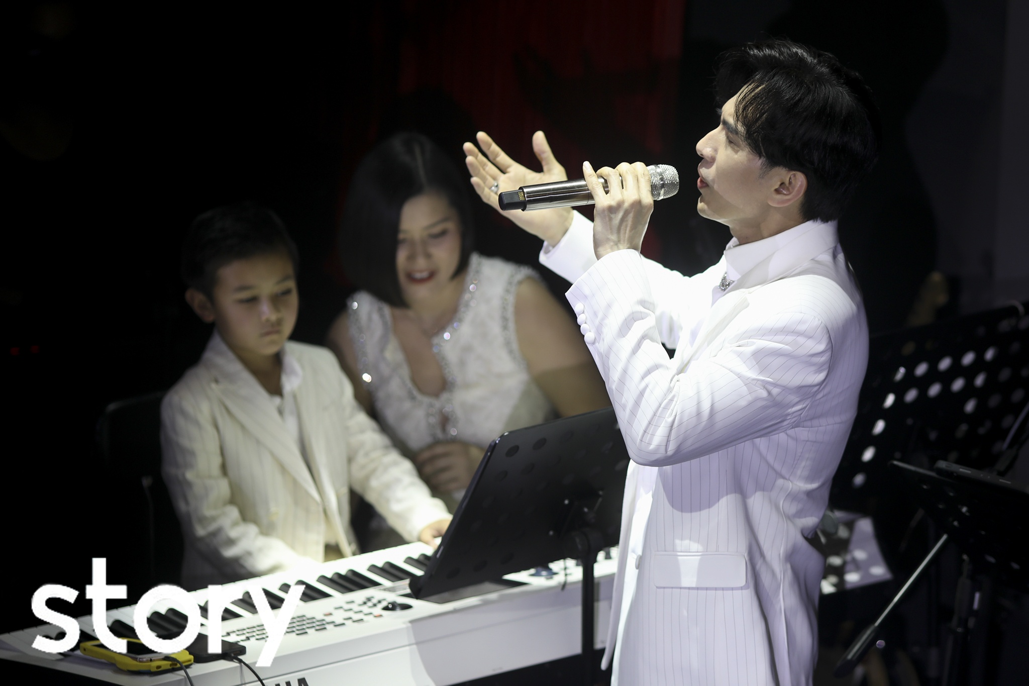 Khoanh khac dep nhat cuoc doi Dan Truong va mon qua tu be Thien Tu hinh anh