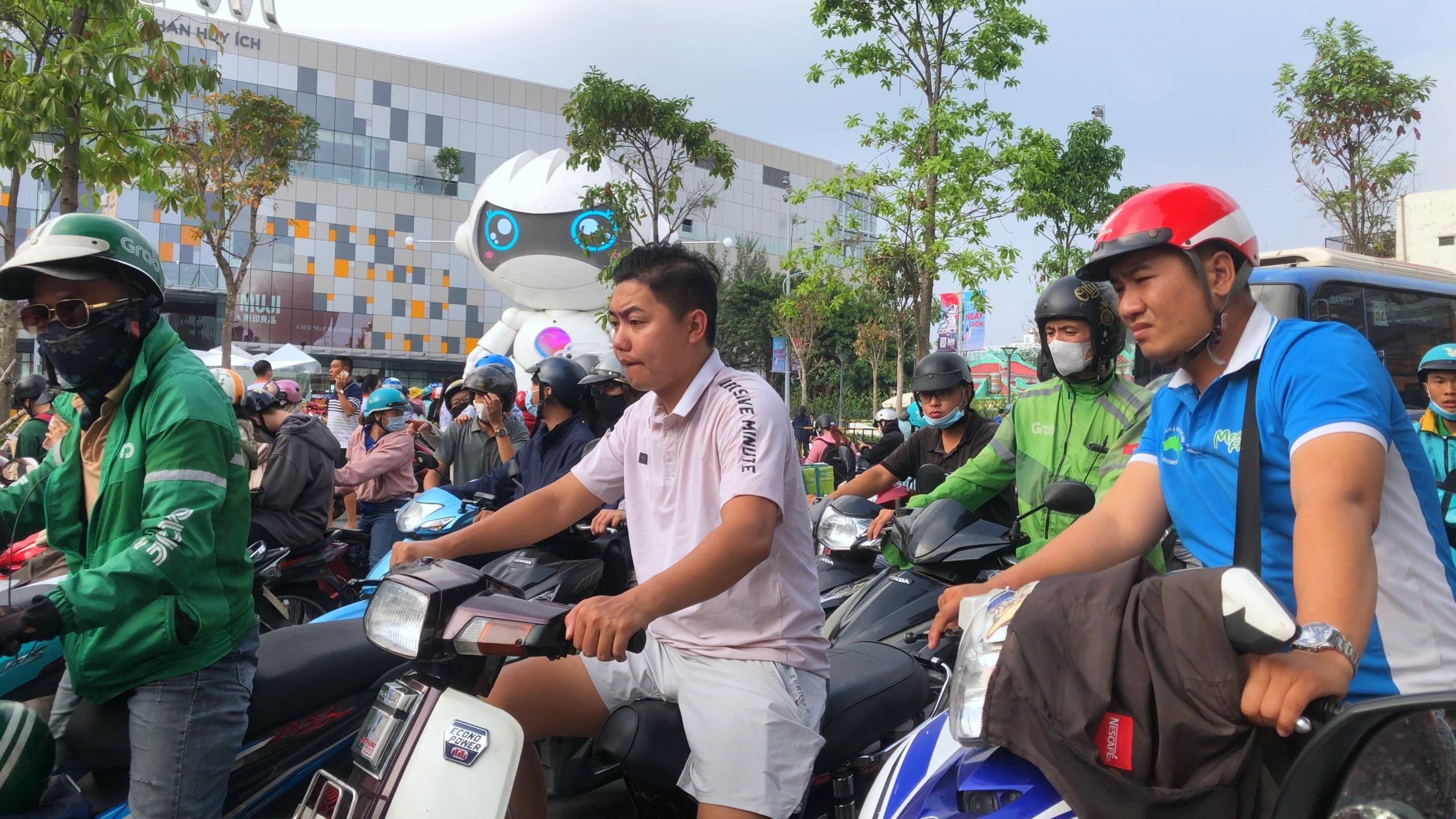 Hang tram nguoi xep hang dai khi sieu thi Emart thu 3 khai truong hinh anh