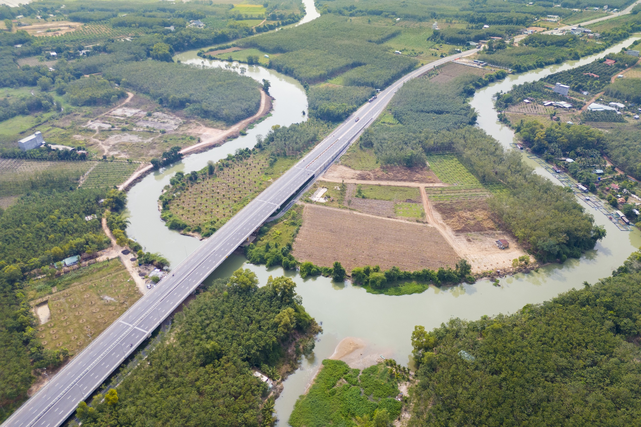 Hang loat cay cau tram ty ket noi Binh Duong va Tay Ninh hinh anh