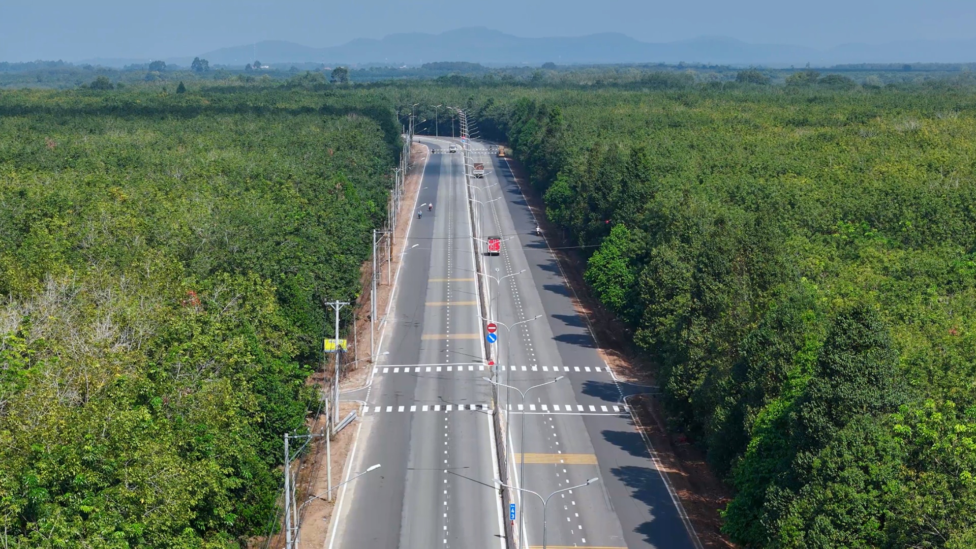 Canh thi cong tat bat tai tuyen duong huyet mach cua tinh Binh Duong hinh anh
