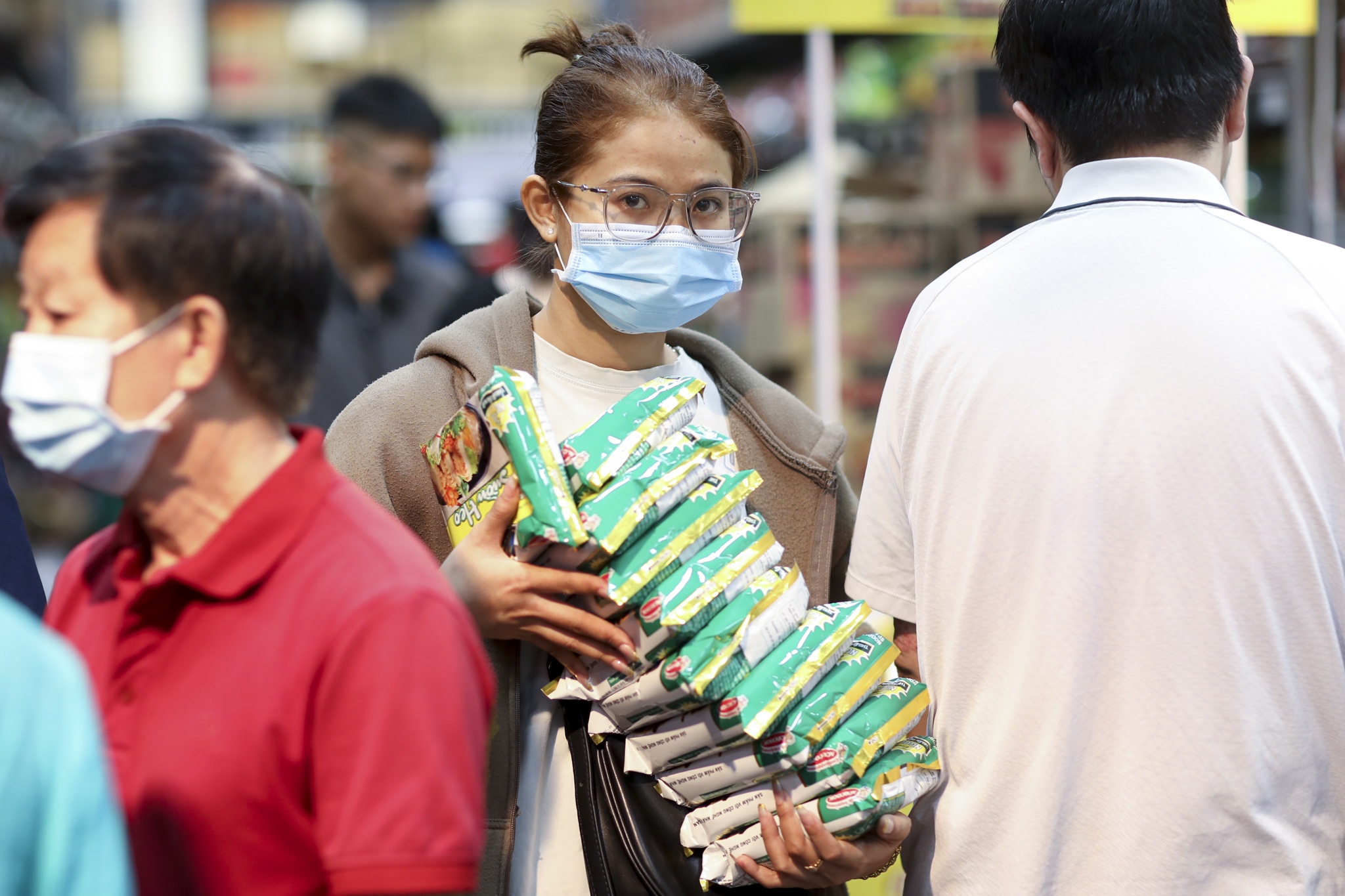 Nguoi dan TP.HCM do ve sieu thi mua mi goi, banh keo don Tet hinh anh