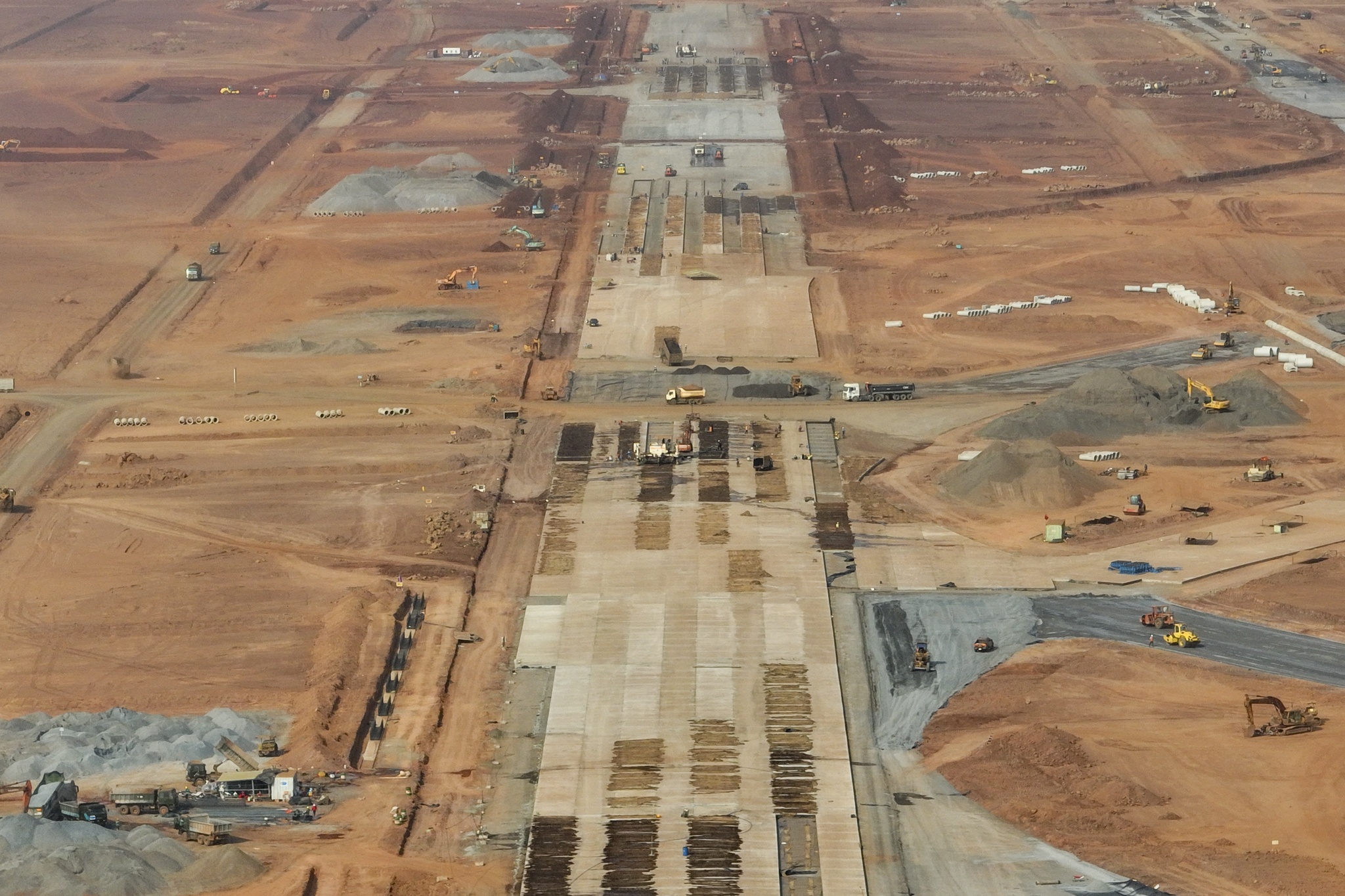 Can canh duong bang san bay Long Thanh vuot tien do giua bao bui do hinh anh