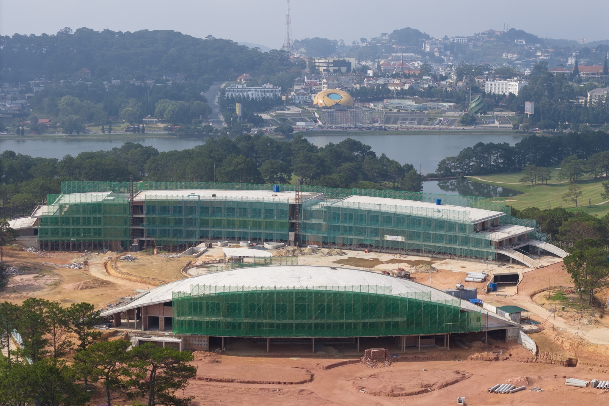 Toa nha san golf Doi Cu nguyen trang sau 3 thang bi yeu cau thao do hinh anh