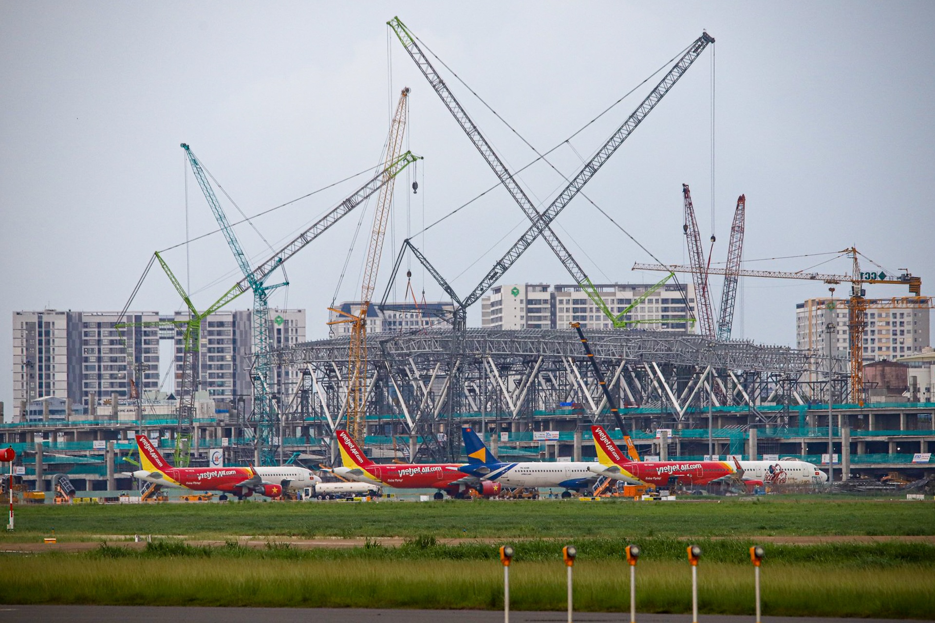 Tang toc thi cong nha ga T3 Tan Son Nhat vuot tien do hinh anh