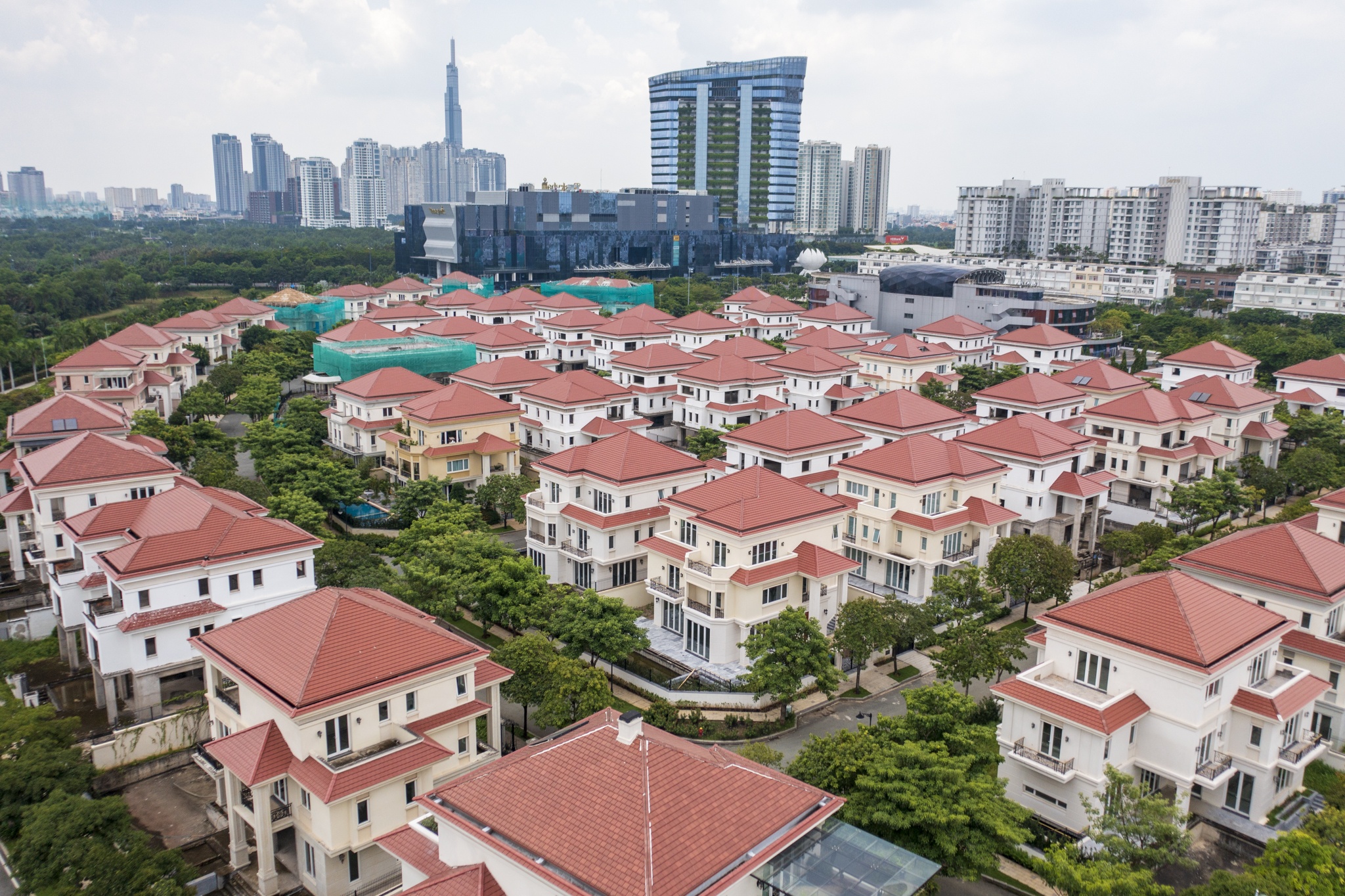 Bo Tai chinh se nghien cuu de xuat danh thue so huu nhieu nha dat hinh anh