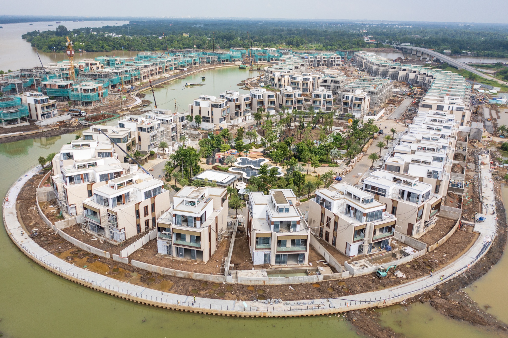 Can canh nhung can biet thu hang tram ty dong o TP.HCM hinh anh