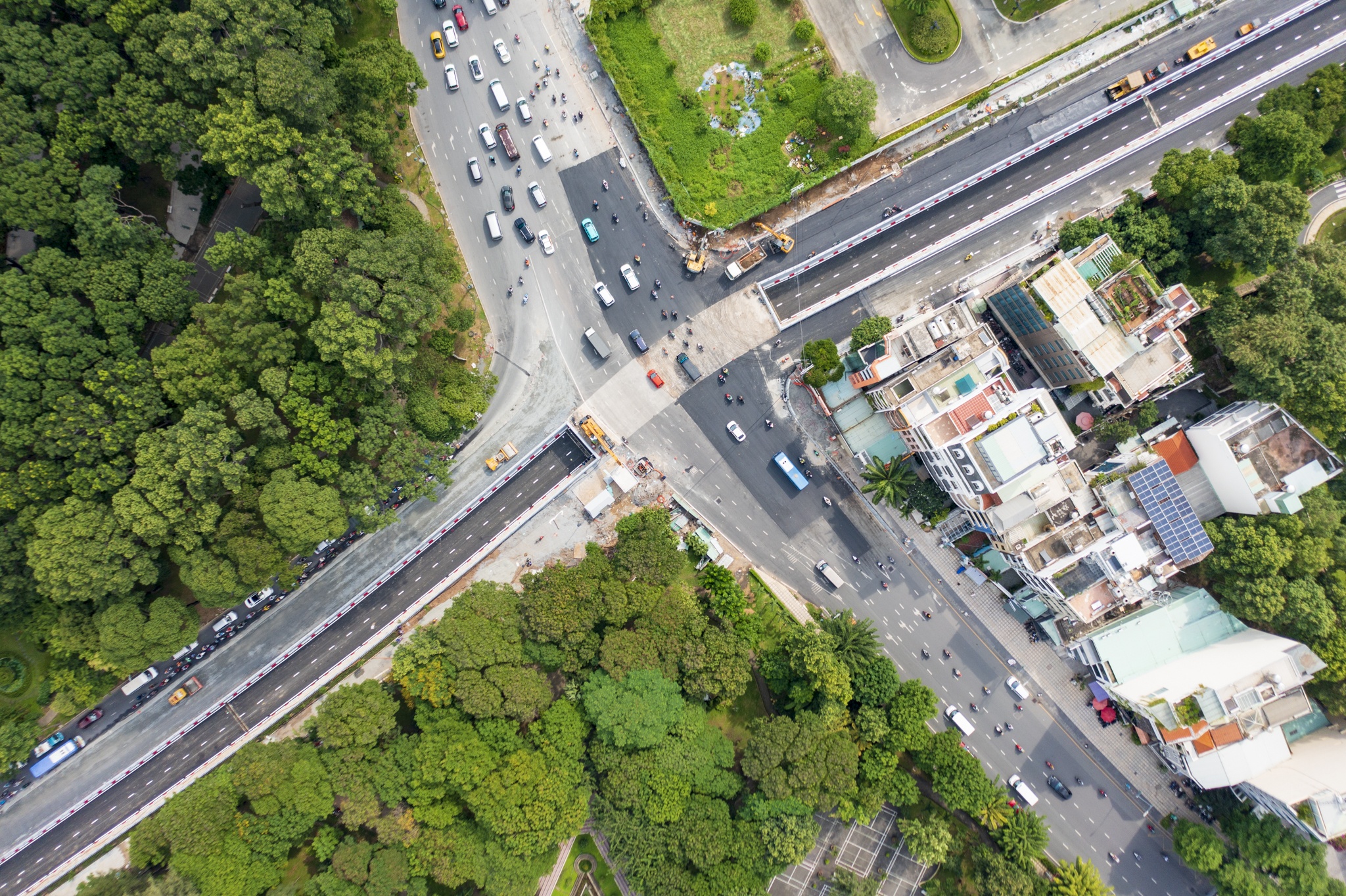 Can canh ham chui cua ngo san bay Tan Son Nhat truoc ngay thong xe hinh anh