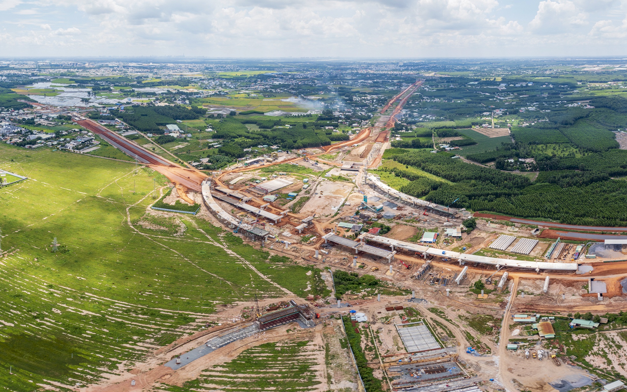 Hai tuyen duong nghin ty ket noi san bay Long Thanh sau 1 nam thi cong hinh anh