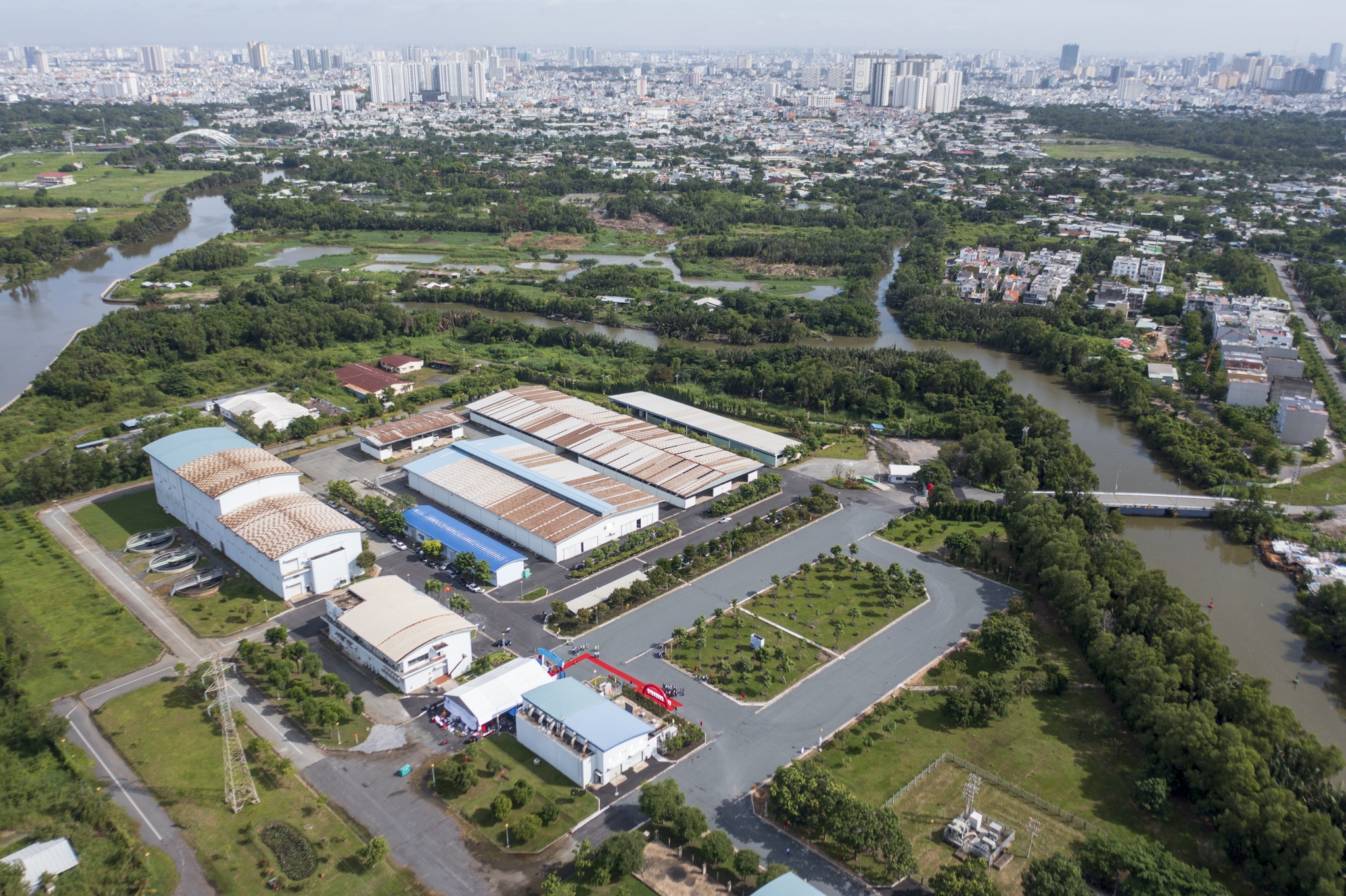 nha may xu ly nuoc anh 2