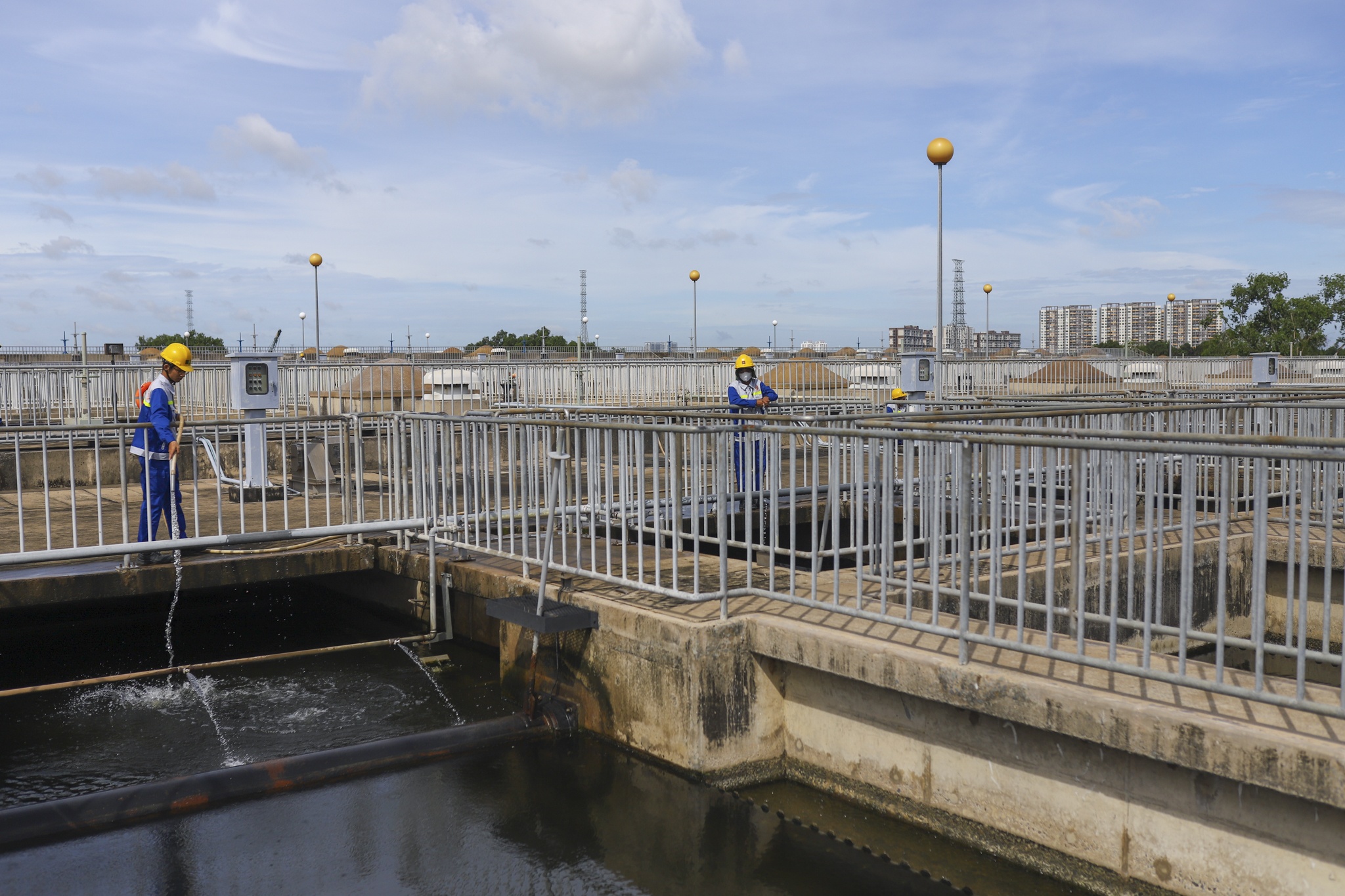 nha may xu ly nuoc anh 7