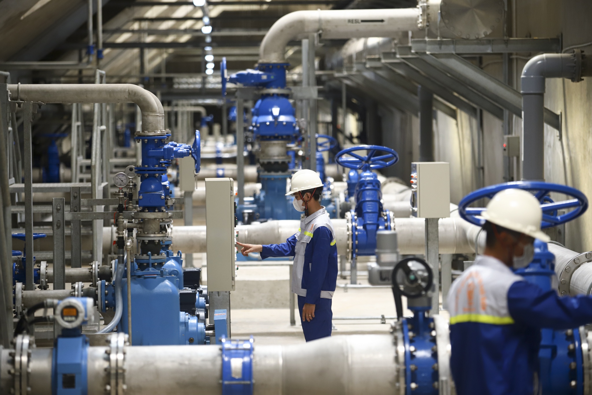 Ben trong trung tam xu ly nuoc thai lon nhat Viet Nam tai TP.HCM hinh anh