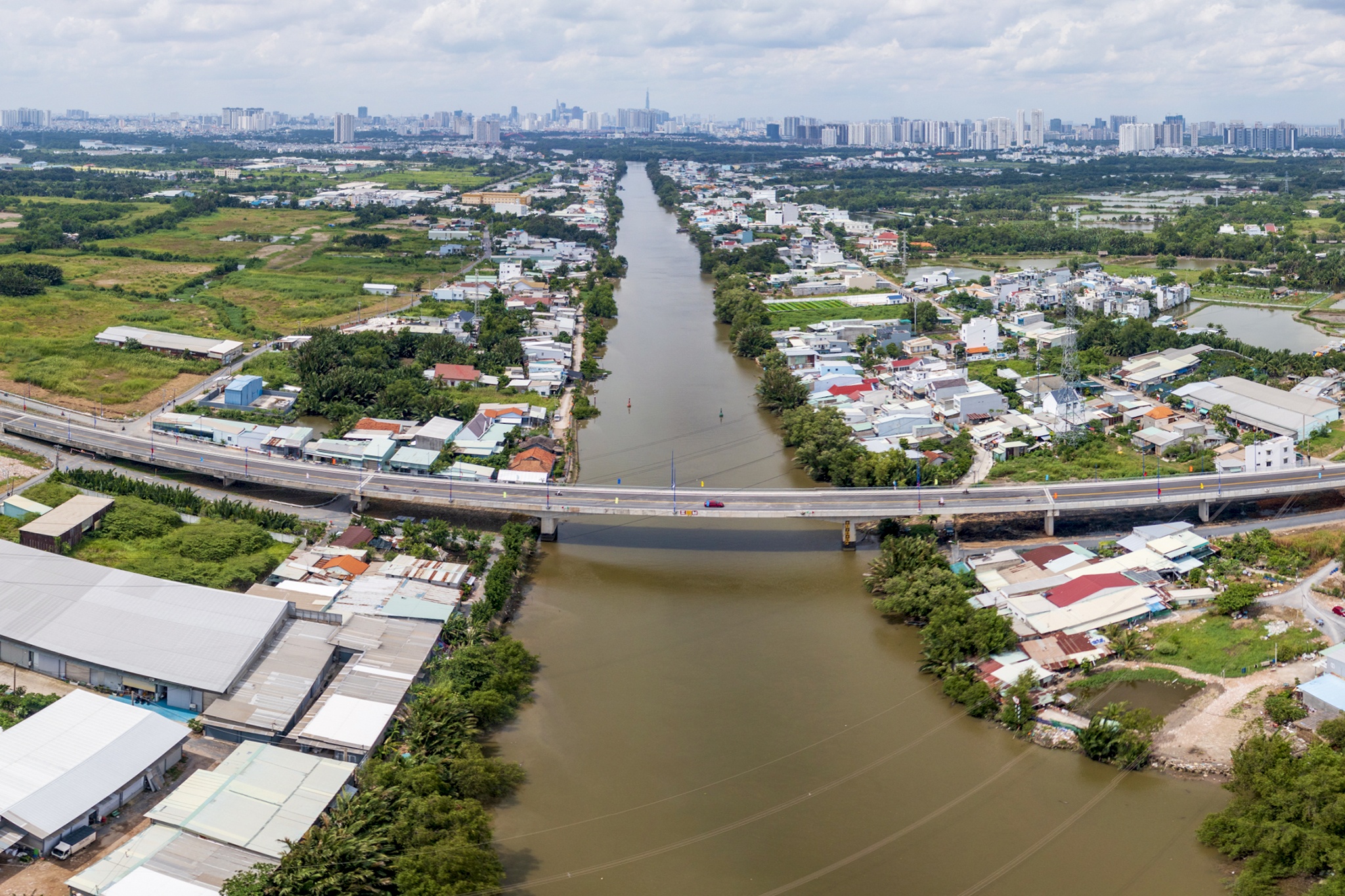 Cay cau ket noi huyen Nha Be - Binh Chanh tu 10 km xuong con 500 m hinh anh