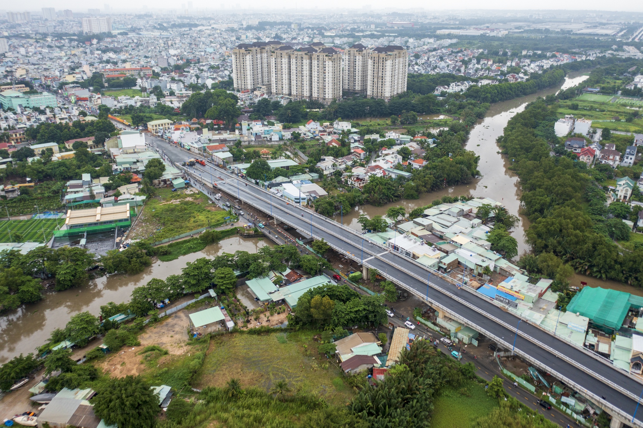 Cau hon 700 ty dong o khu Dong TP.HCM truoc ngay thong xe hinh anh