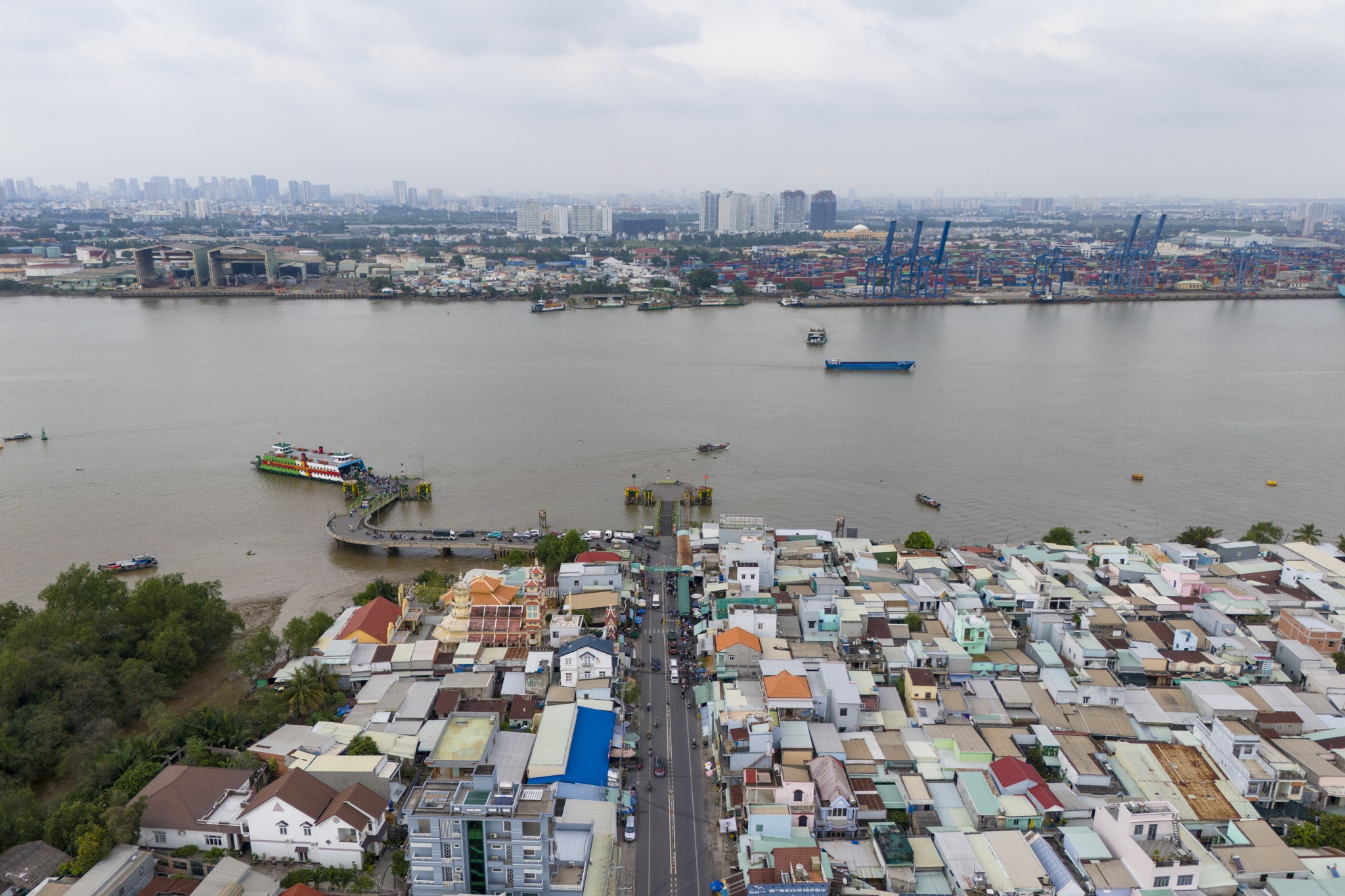 Hien trang khu vuc xay ham vuot song Dong Nai thay cau Cat Lai hinh anh