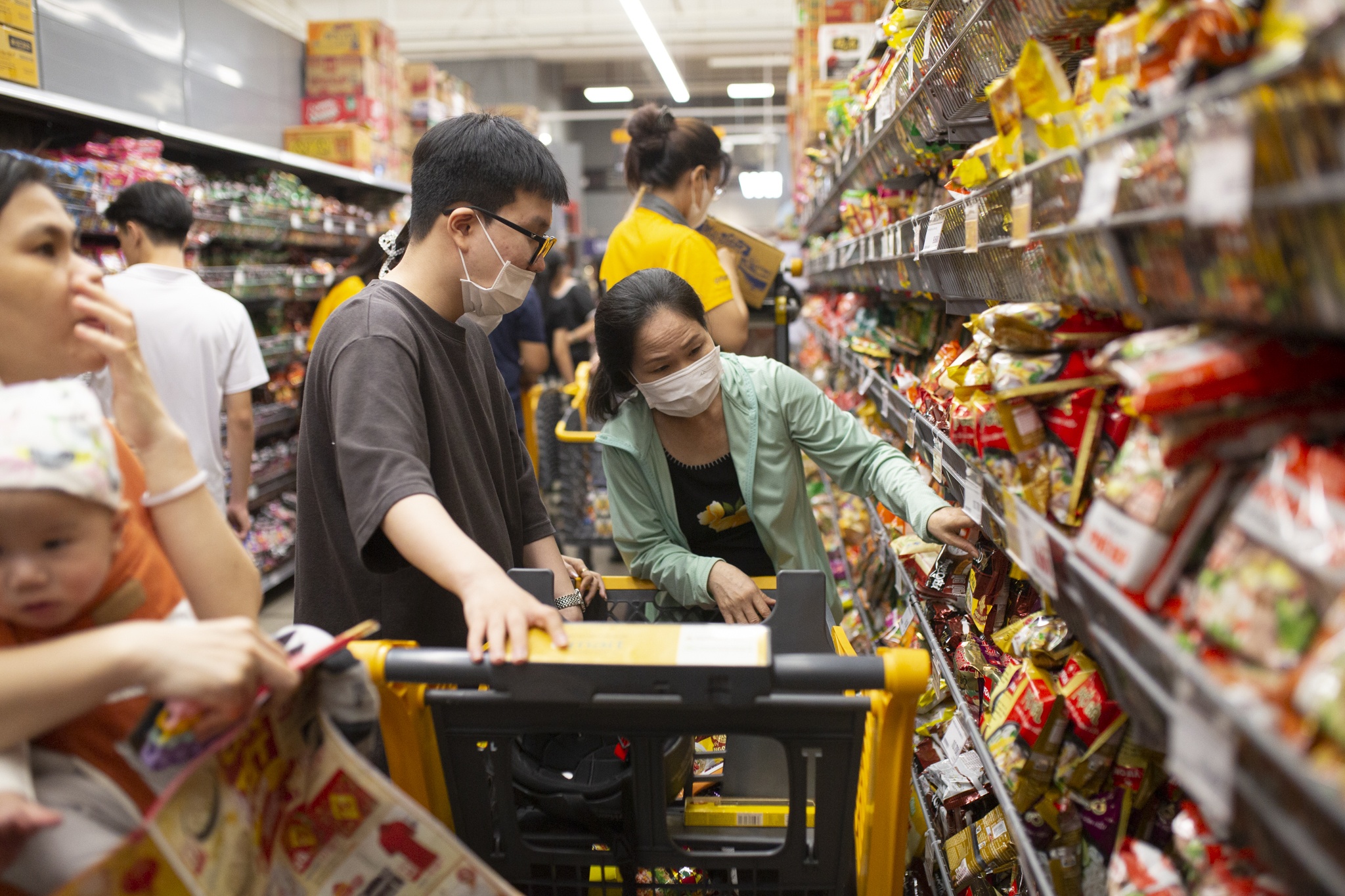 Nguoi TP.HCM do ve sieu thi mua mi goi, banh keo don Tet hinh anh