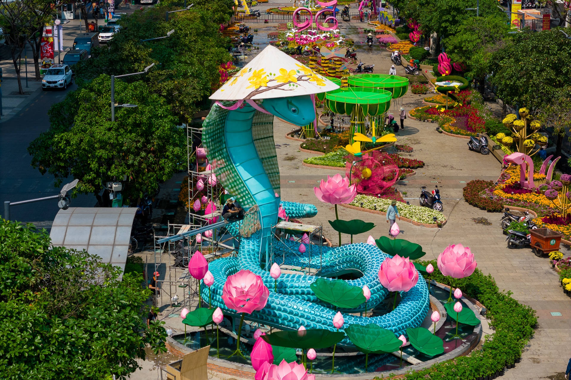 Toan canh duong hoa Nguyen Hue 2025 truoc gio khai mac hinh anh