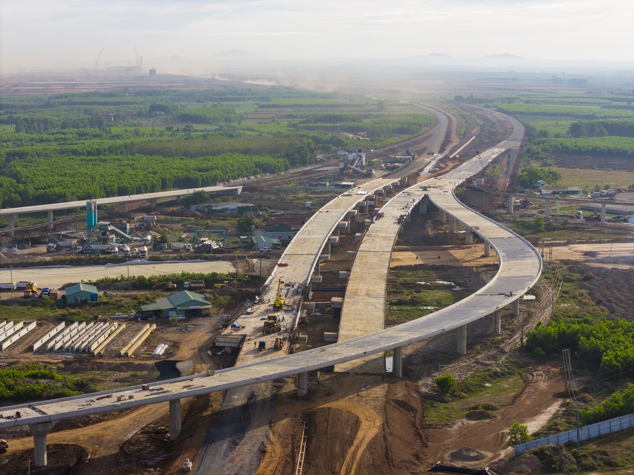 Cac tuyen duong nghin ty noi san bay Long Thanh sau gan 2 nam thi cong hinh anh