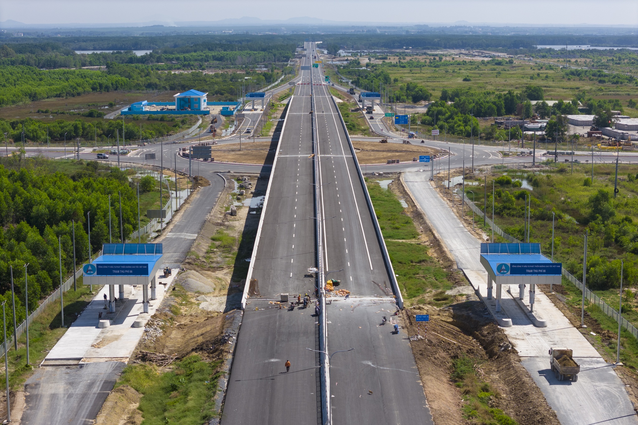 Toan canh 33 km cao toc Ben Luc - Long Thanh se thong xe dip 30/4 hinh anh
