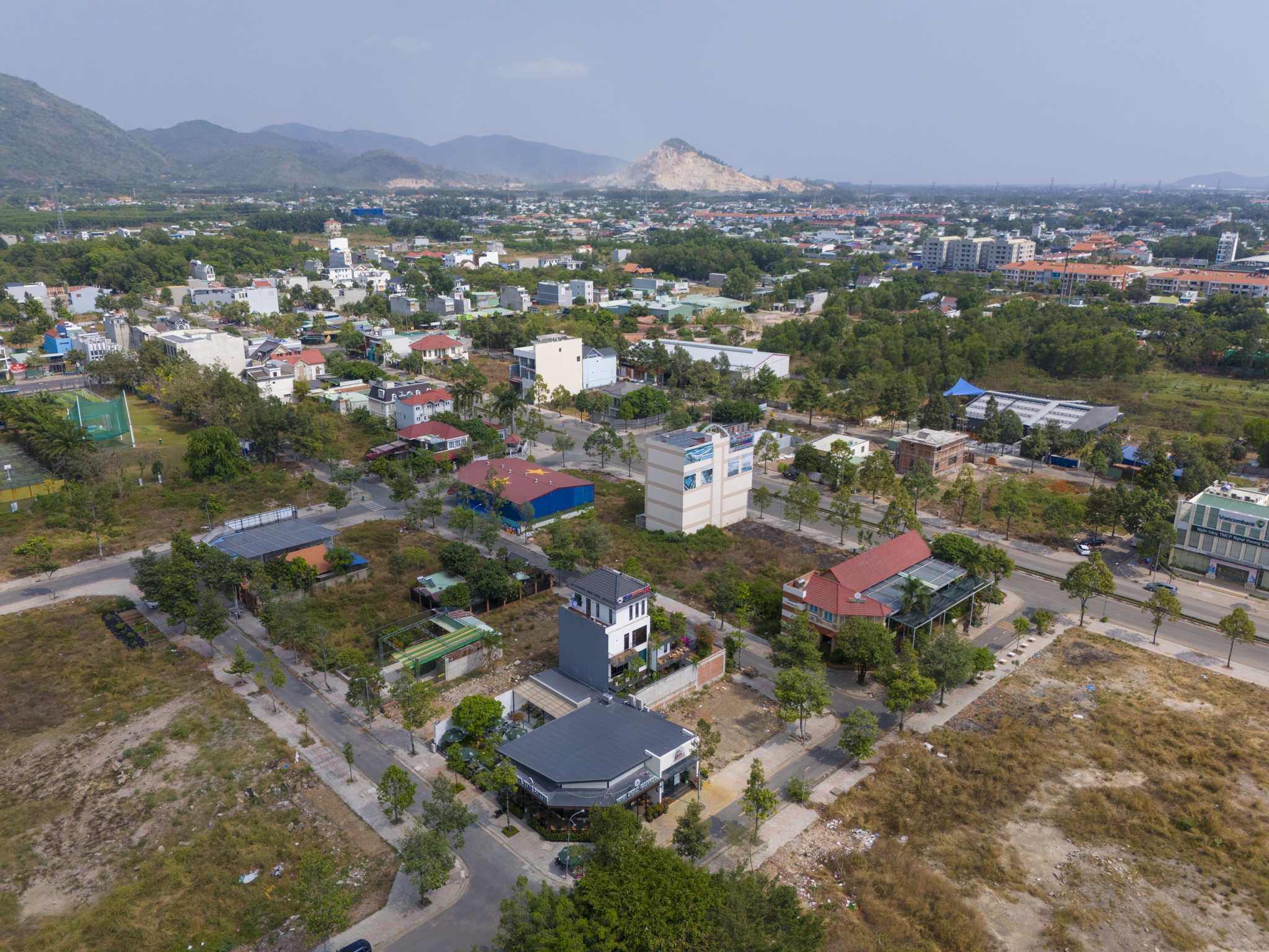 Dat nen Ba Ria - Vung Tau ruc rich tang hinh anh