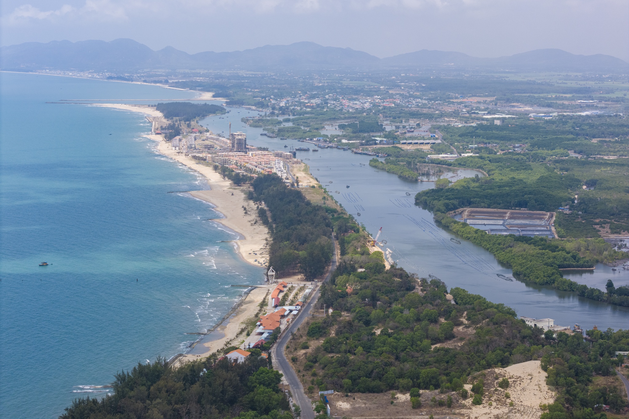 Duong ven bien Ba Ria - Vung Tau  dai 77 km sau gan 2 nam thi cong hinh anh