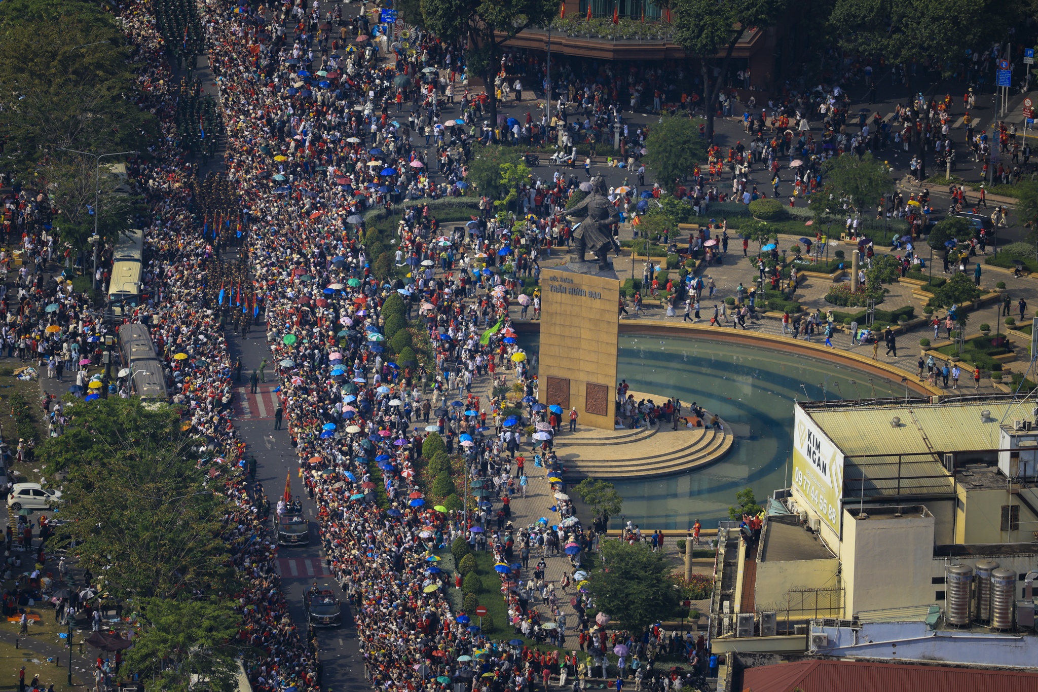 Hinh anh dac biet cua duong pho TP.HCM trong ngay 30/4 hinh anh