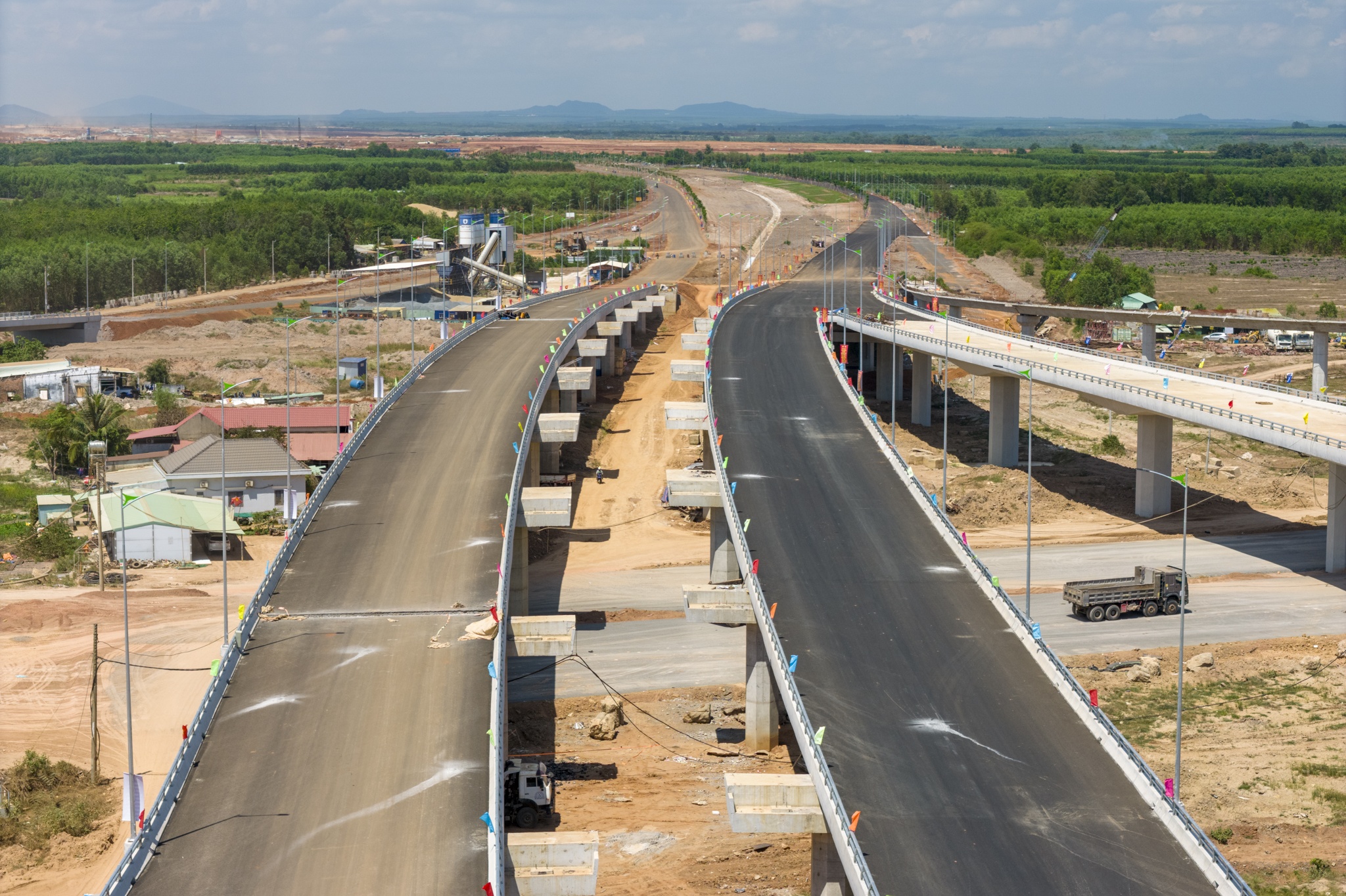 Can canh 4 tuyen duong ket noi san bay Long Thanh thong xe thang 9 hinh anh