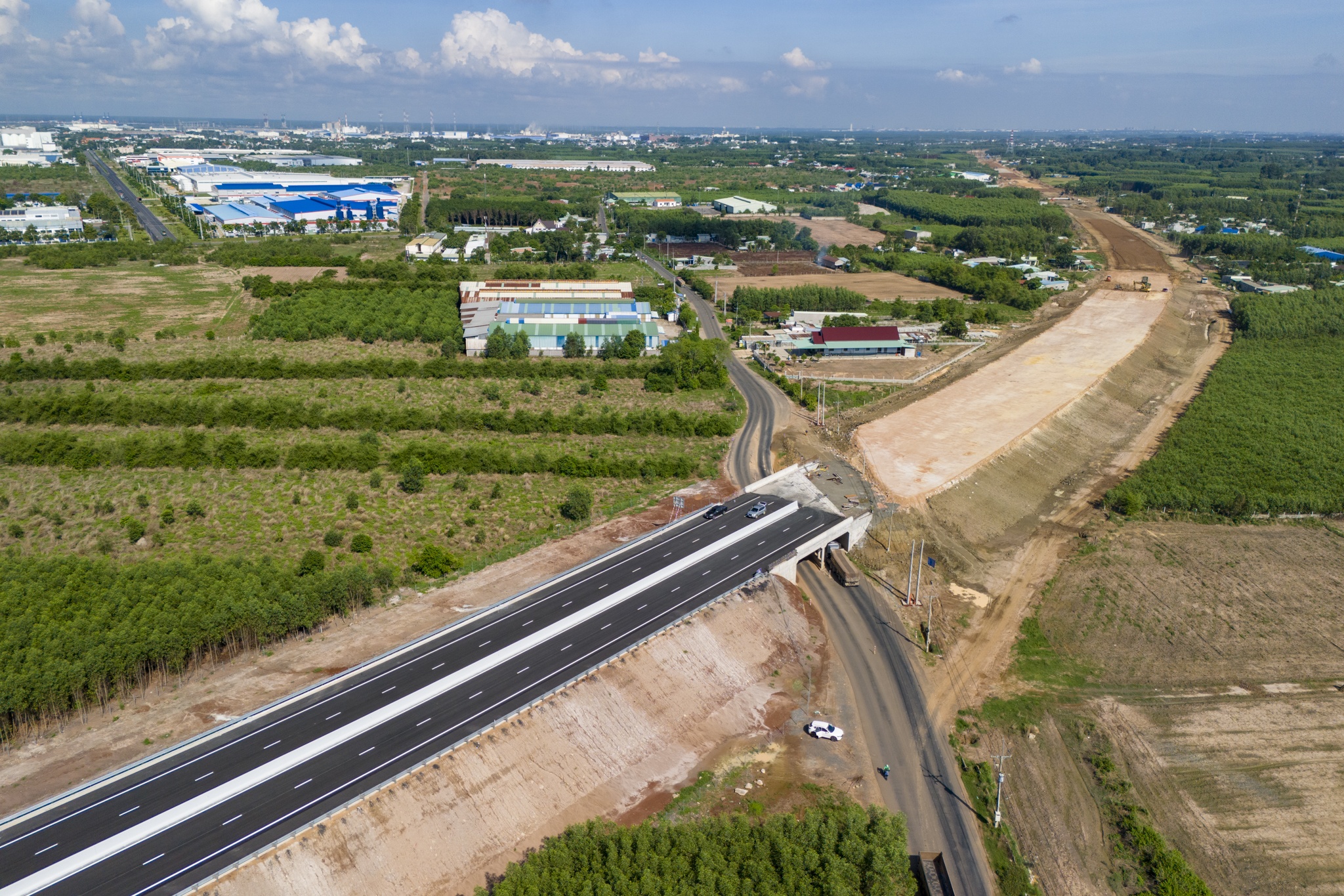 Cao toc Bien Hoa - Vung Tau doan qua Dong Nai sau 2 nam thi cong hinh anh