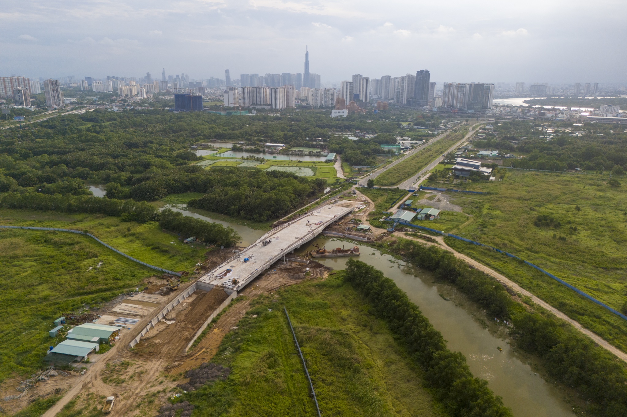 Tuyen duong sap thong xe giam un u cho cua ngo phia dong TP.HCM hinh anh