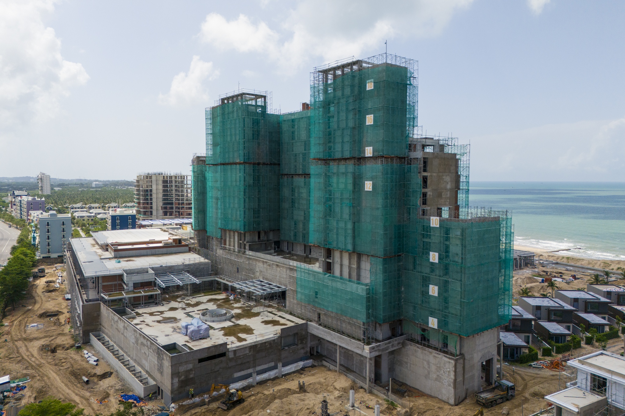 Loat du an bat dong san nghi duong Ho Tram thi cong nhon nhip hinh anh