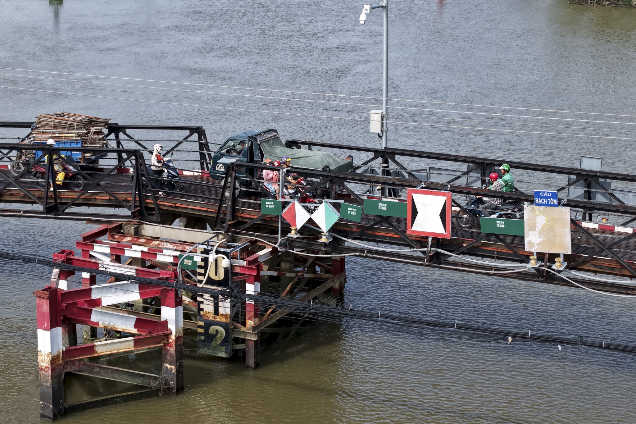 Can canh 2 cau sat hon 50 nam tuoi o cua ngo TP.HCM sap duoc xay moi hinh anh