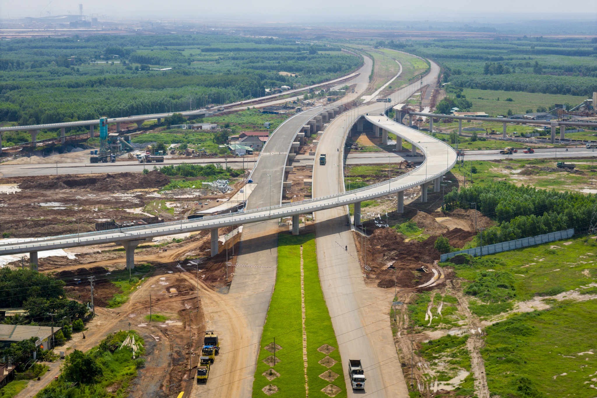 Duong noi Quoc lo 51 vao san bay Long Thanh truoc ngay thong xe hinh anh
