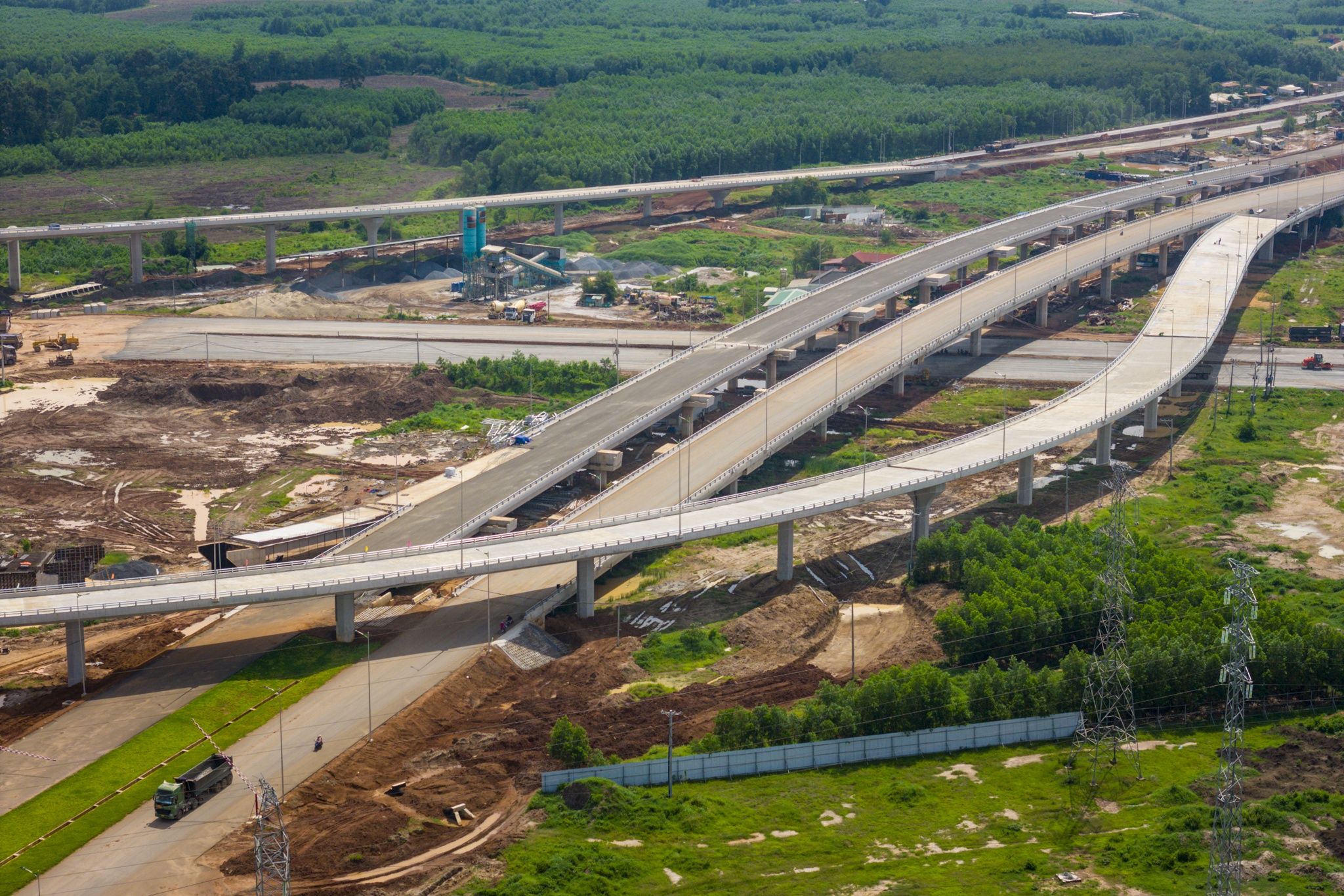 Hai tuyen duong nghin ty ket noi san bay Long Thanh sap thong xe hinh anh