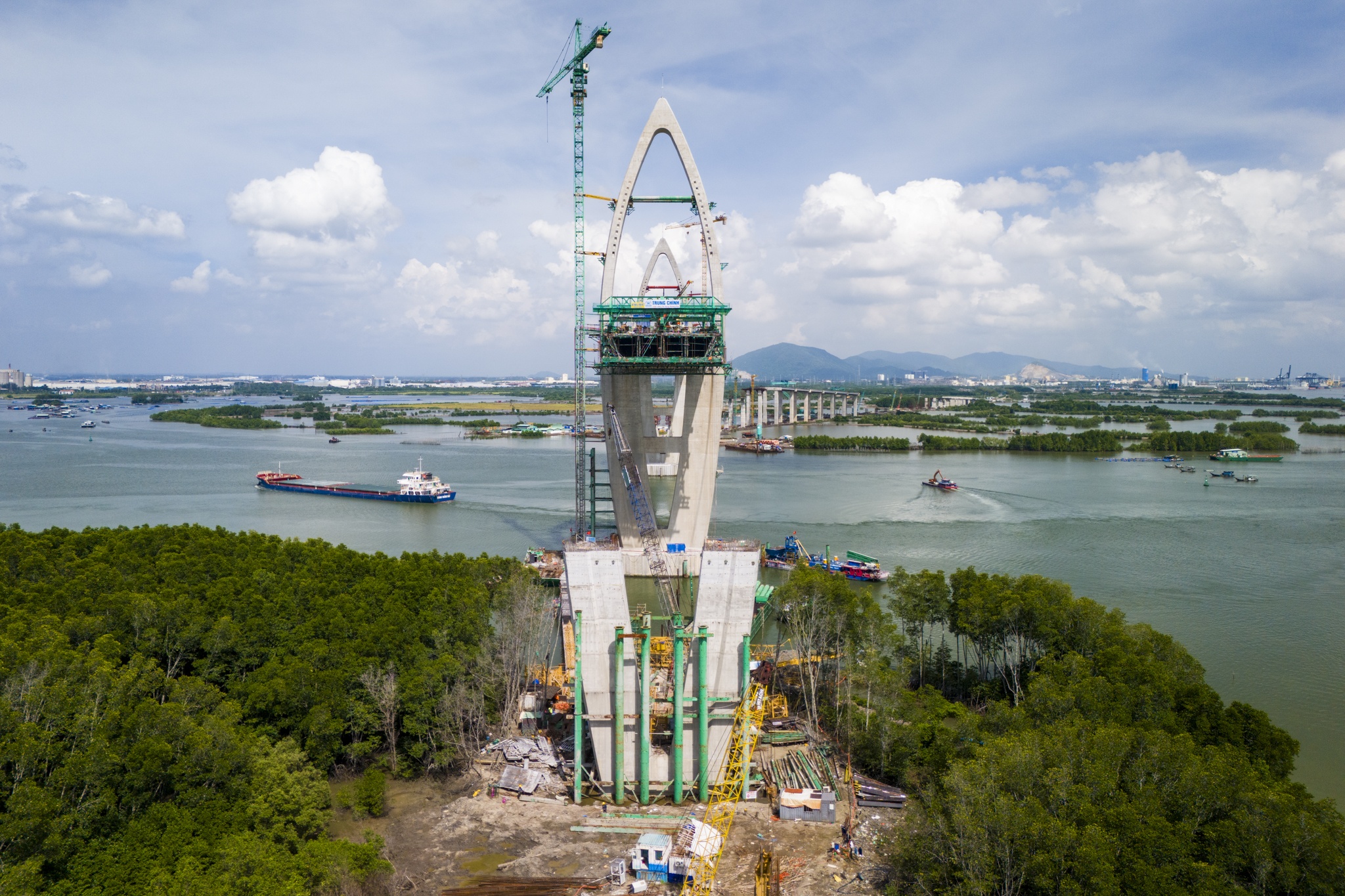 Can canh cay cau gan 5.000 ty co nhip chinh lon nhat Dong Nam A hinh anh