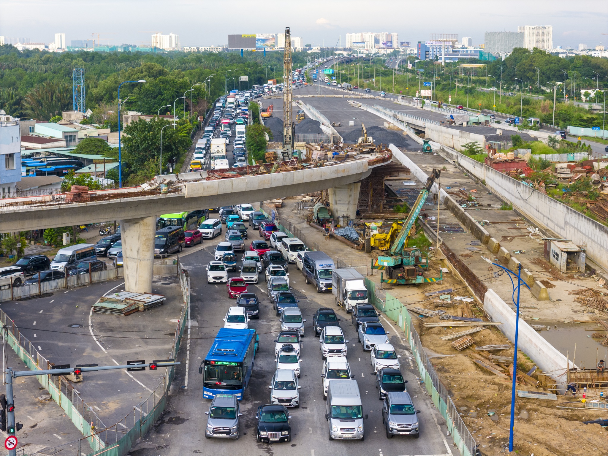 Hien trang 3 du an tai cua ngo phia dong TP.HCM thi cong cham tien do hinh anh