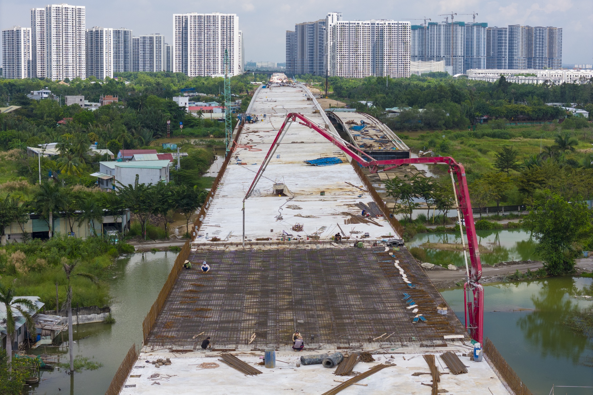 Can canh gan 13 km cau can Vanh dai 3 TP.HCM chay xuyen khu do thi hinh anh