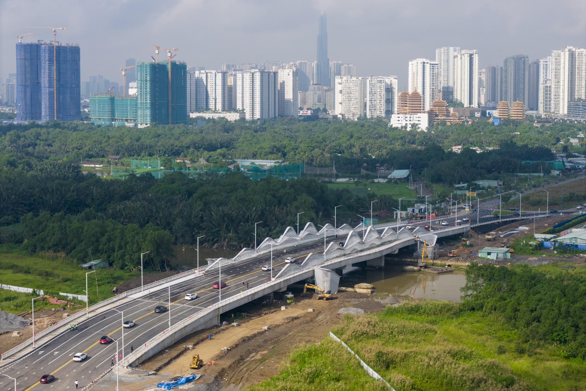 Cau giam ket xe cua ngo phia Dong TP.HCM chinh thuc thong xe hinh anh