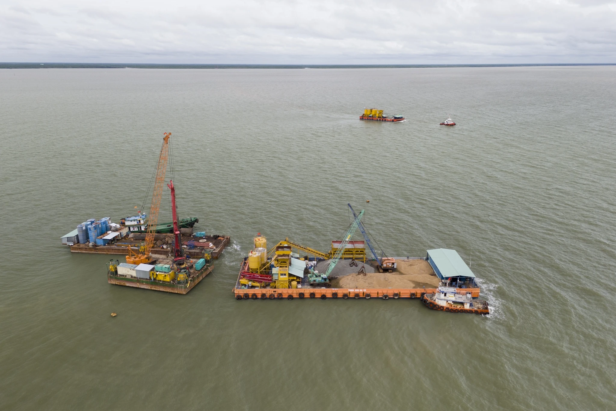 Canh thi cong nhon nhip tai du an cau vuot bien dai nhat Viet Nam hinh anh