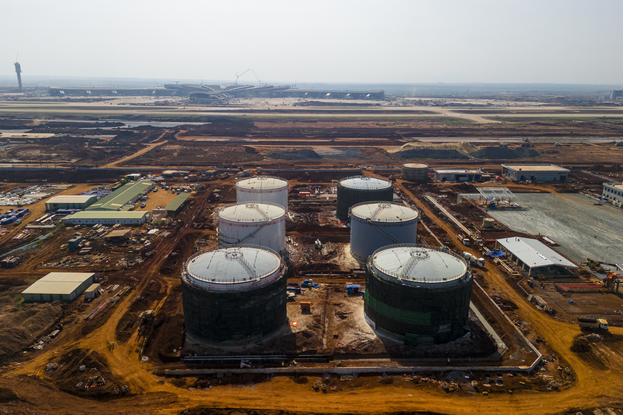 Can canh he thong kho chua nhien lieu khong lo tai san bay Long Thanh hinh anh