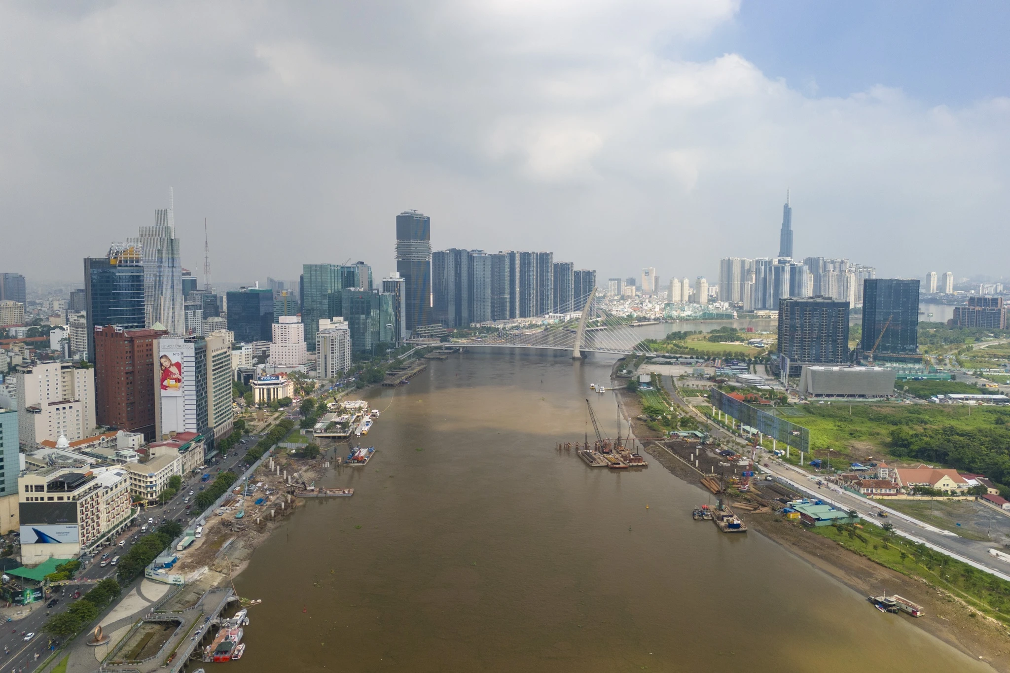 cau di bo sai gon anh 1