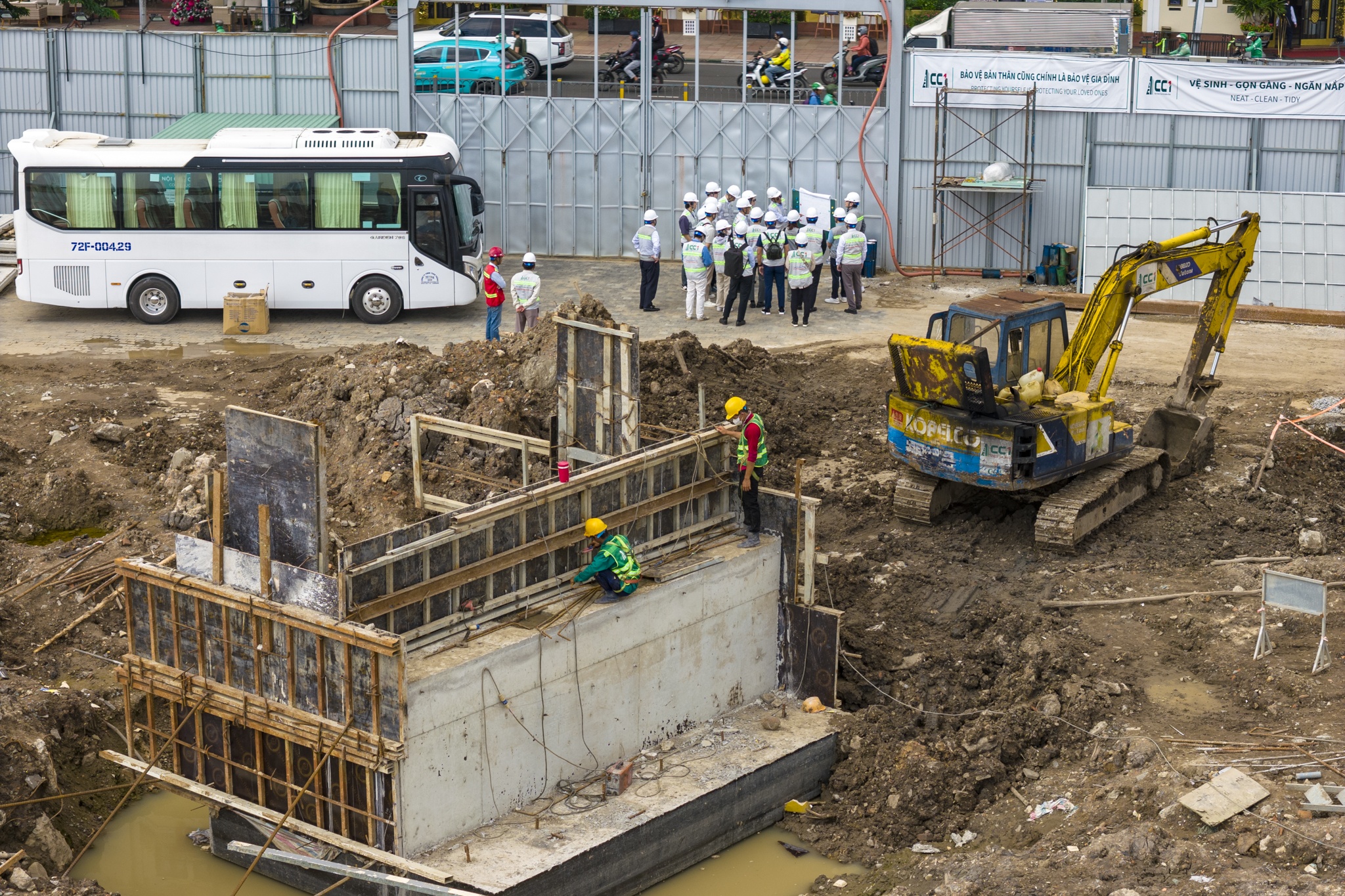 cau di bo sai gon anh 10