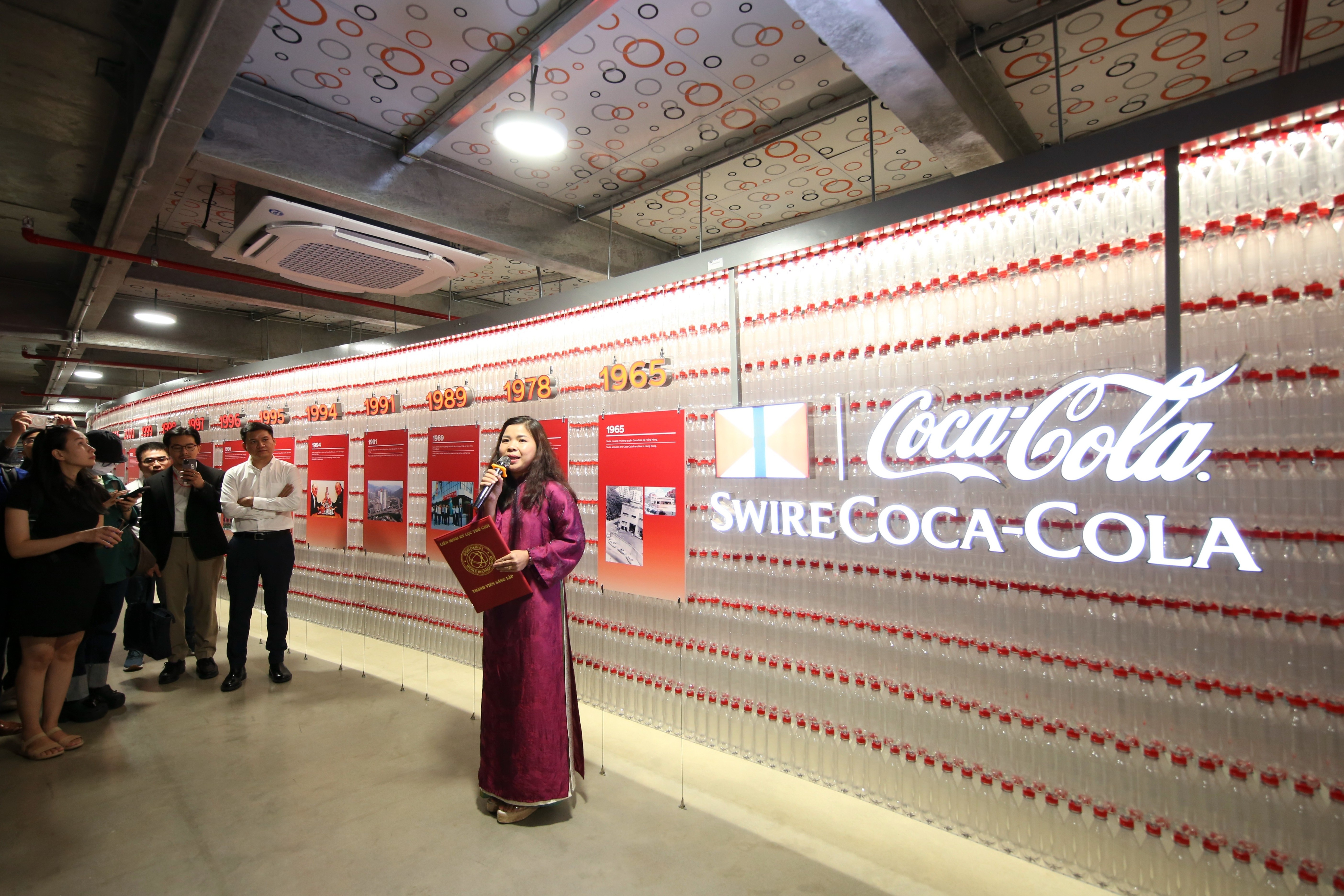 Buc tuong tu 100.000 chai nhua tai che lap ky luc Viet Nam hinh anh