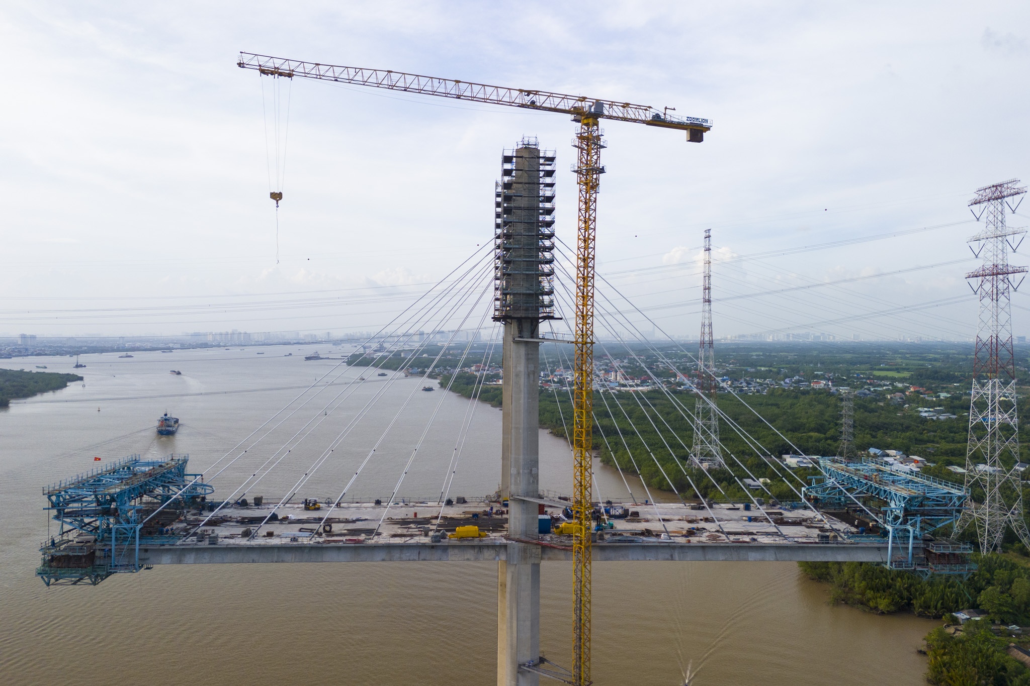 Hon 3 thang thi cong, cau Phuoc Khanh da hoan thanh 6 bo cap day vang hinh anh