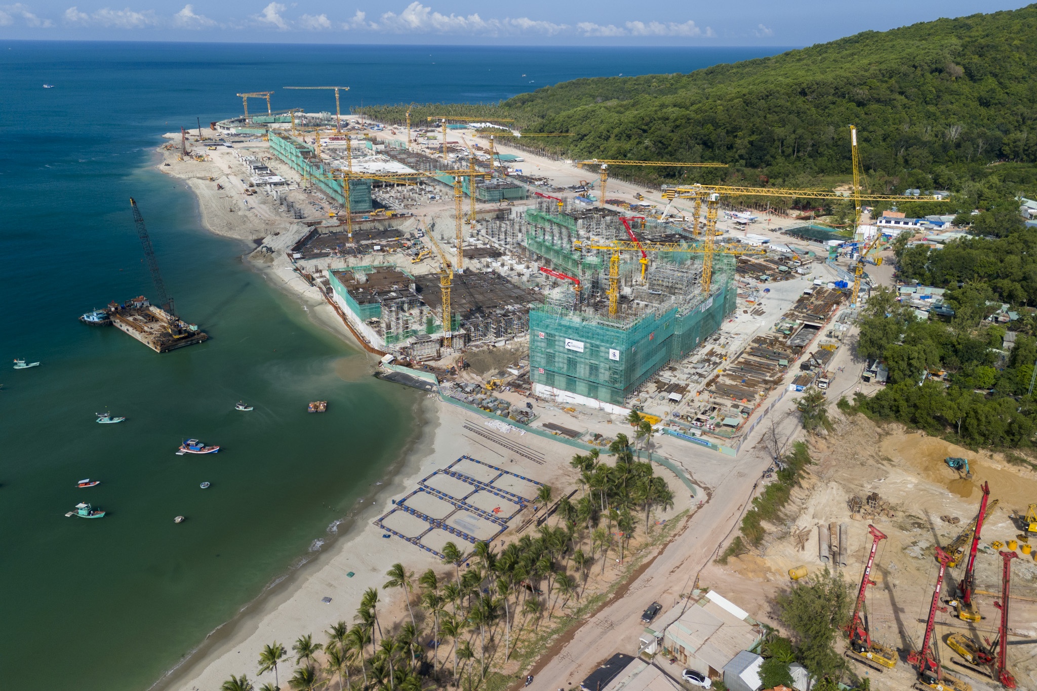 Dai cong truong 22.000 ty o Phu Quoc phuc vu APEC sau nua nam thi cong hinh anh