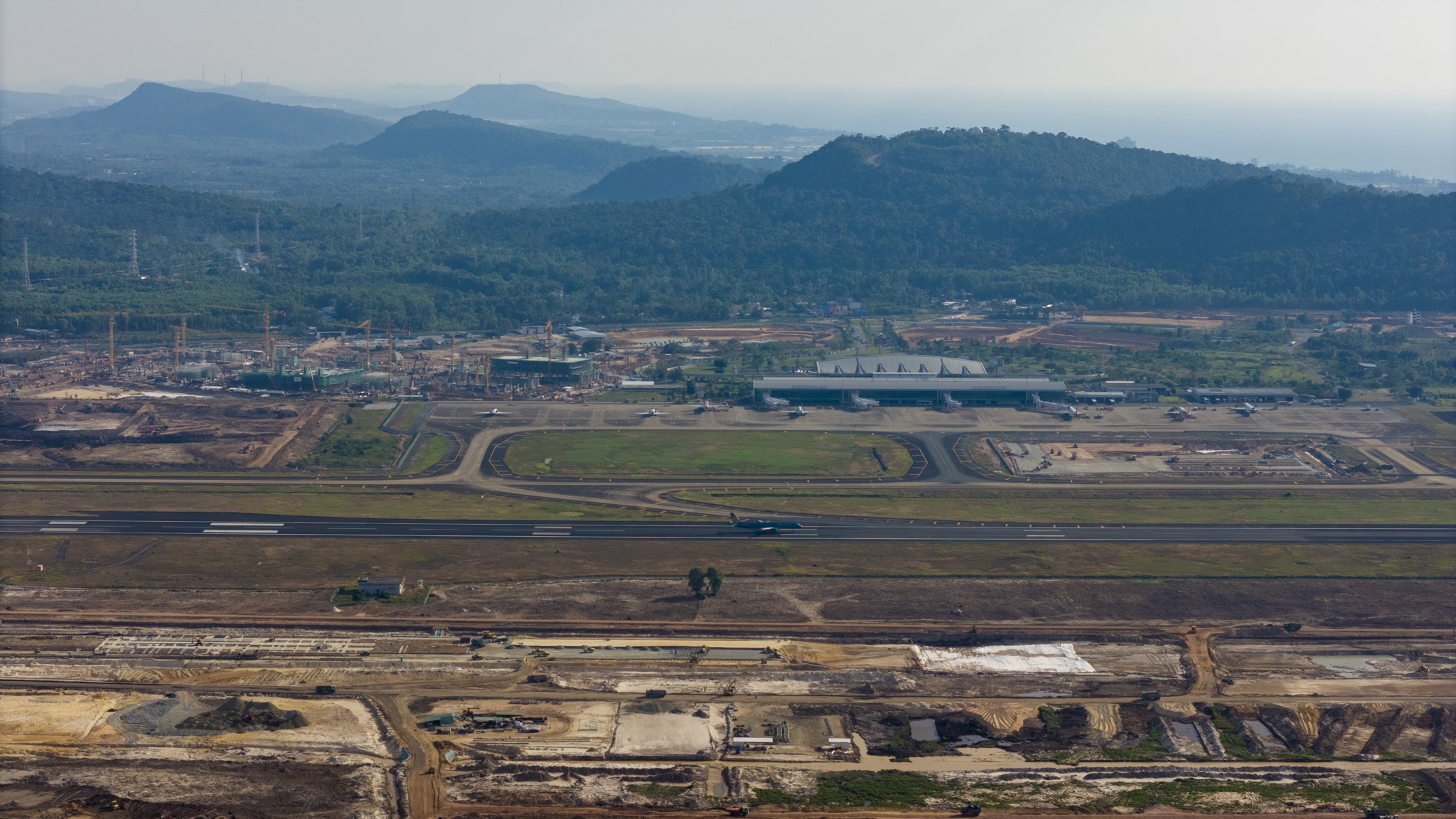 Can canh cong truong mo rong san bay Phu Quoc hinh anh