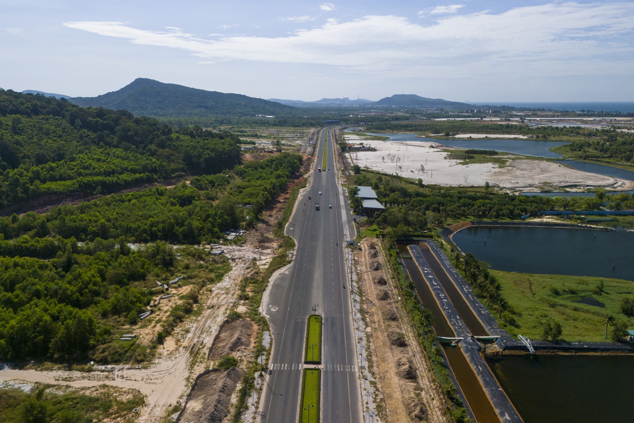 Hien trang con duong 10 lan xe va tuyen tau dien 9.000 ty tai Phu Quoc hinh anh