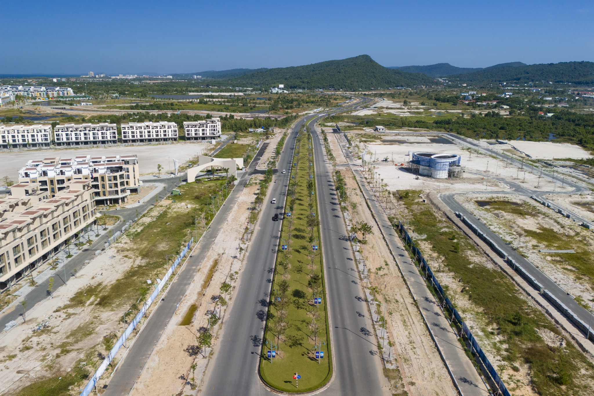 Toan canh tuyen duong sap duoc mo rong 10 lan phuc vu APEC o Phu Quoc hinh anh