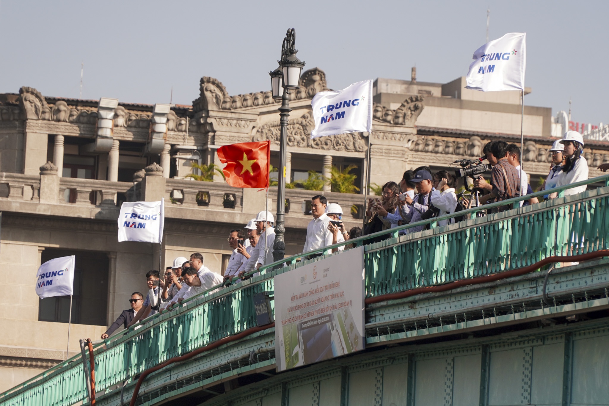 chong ngap 10.000 ty anh 1